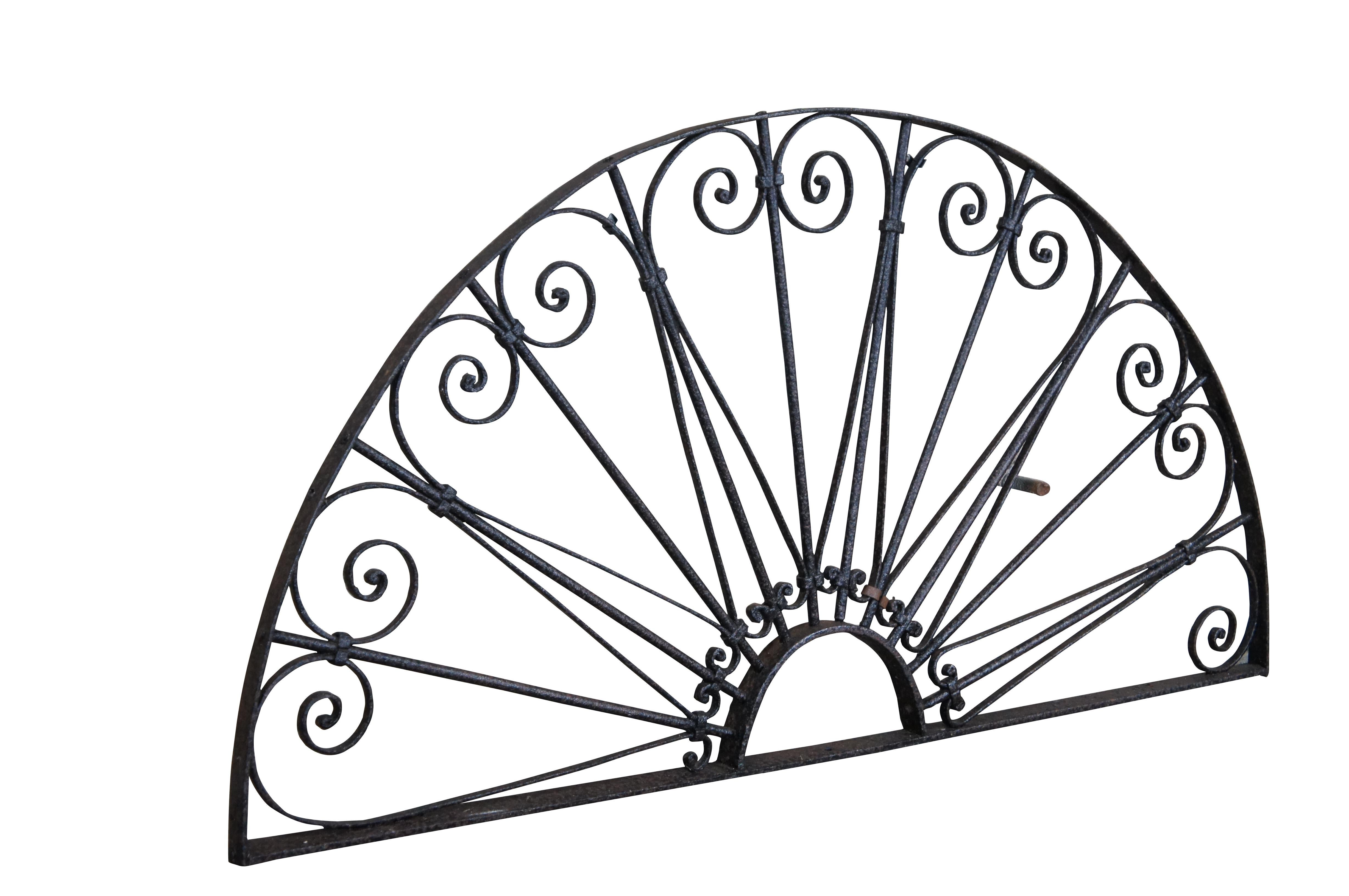 Un'antica traversa architettonica ad arco demilineo o una grata per coprire una porta o una finestra realizzata a mano in ferro battuto. Con decorazione a volute.

Dimensioni:
59