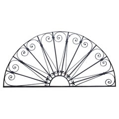 Antiker französischer spanischer schmiedeeiserner gewölbter architektonischer Palladium-Transom 59"