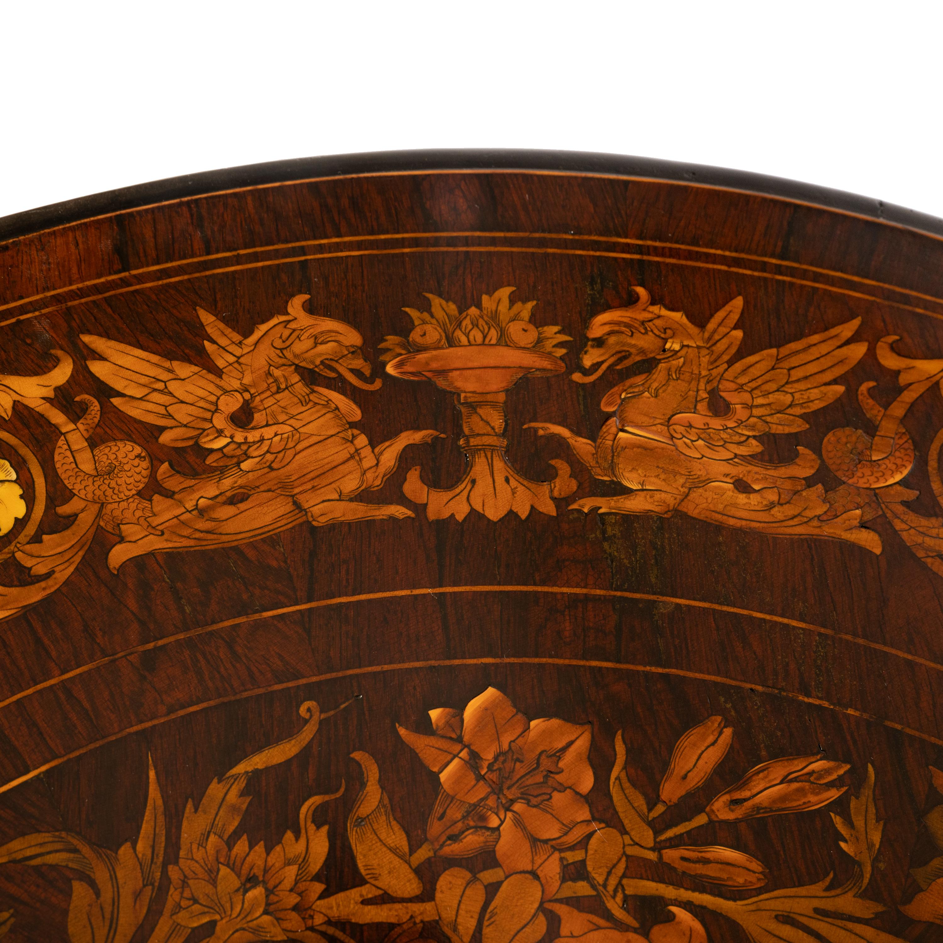 Ancienne table ronde à plateau basculant en bois de marqueterie Louis XV et ornementation de bronze, 1870 en vente 3