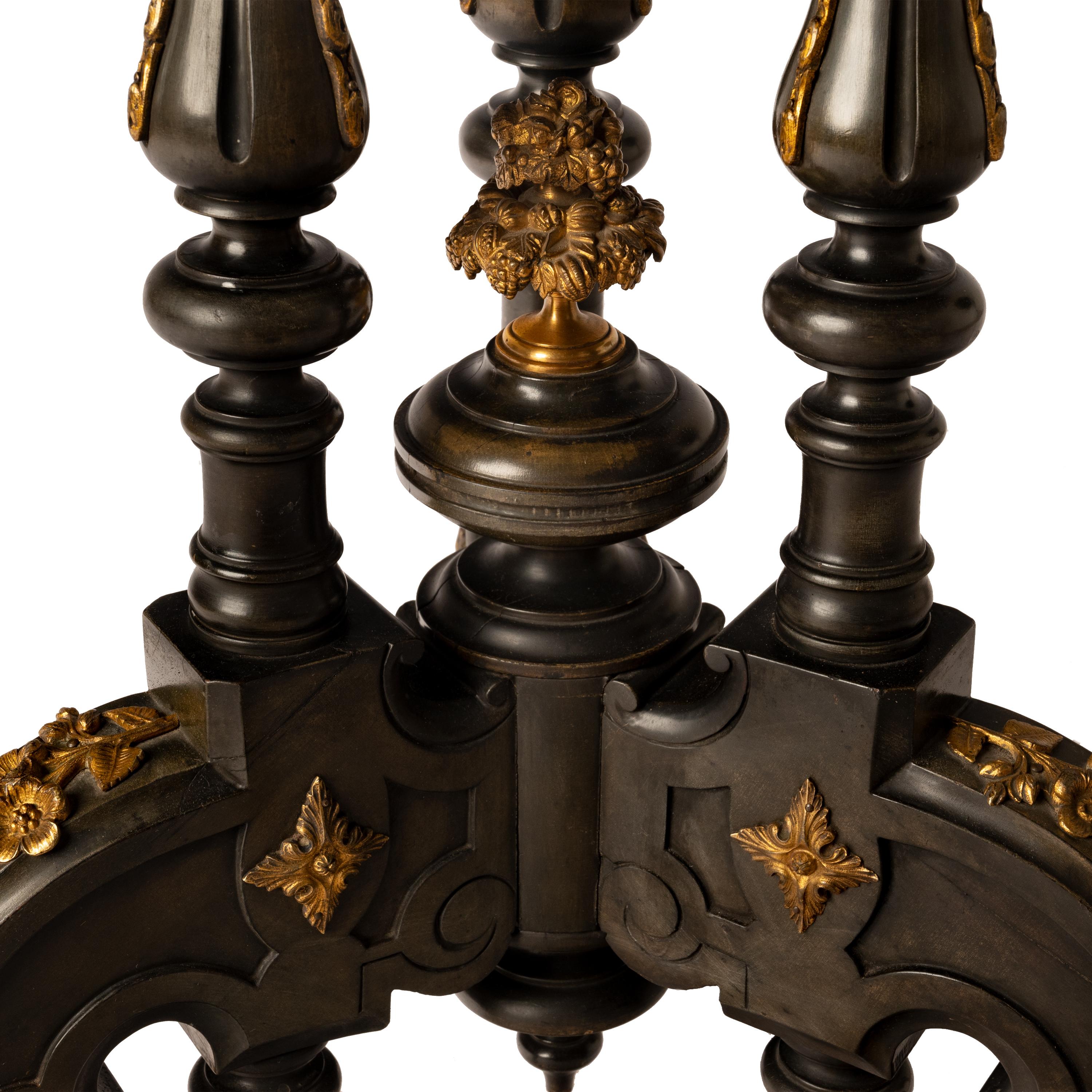 Ancienne table ronde à plateau basculant en bois de marqueterie Louis XV et ornementation de bronze, 1870 en vente 4