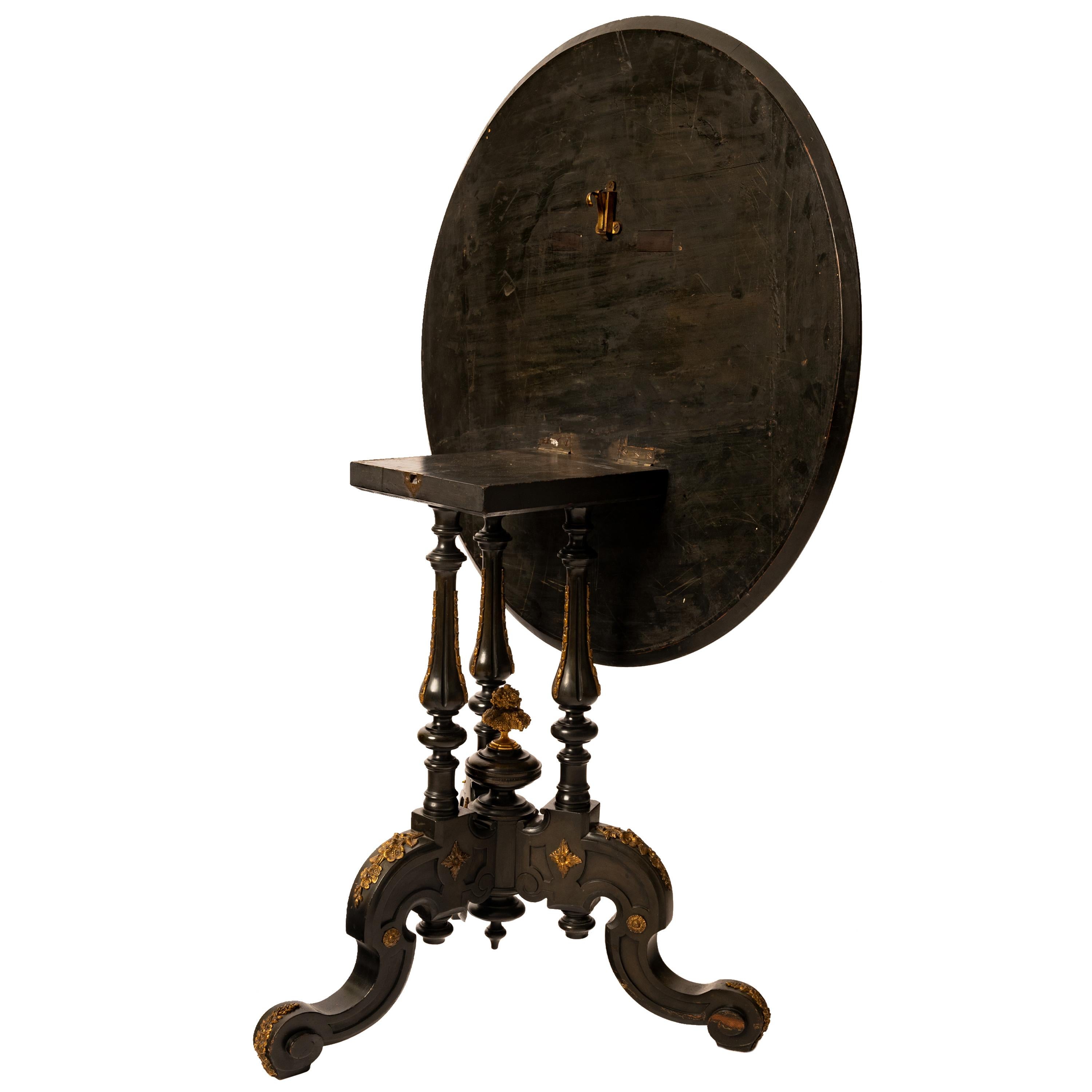 Marqueterie Ancienne table ronde à plateau basculant en bois de marqueterie Louis XV et ornementation de bronze, 1870 en vente
