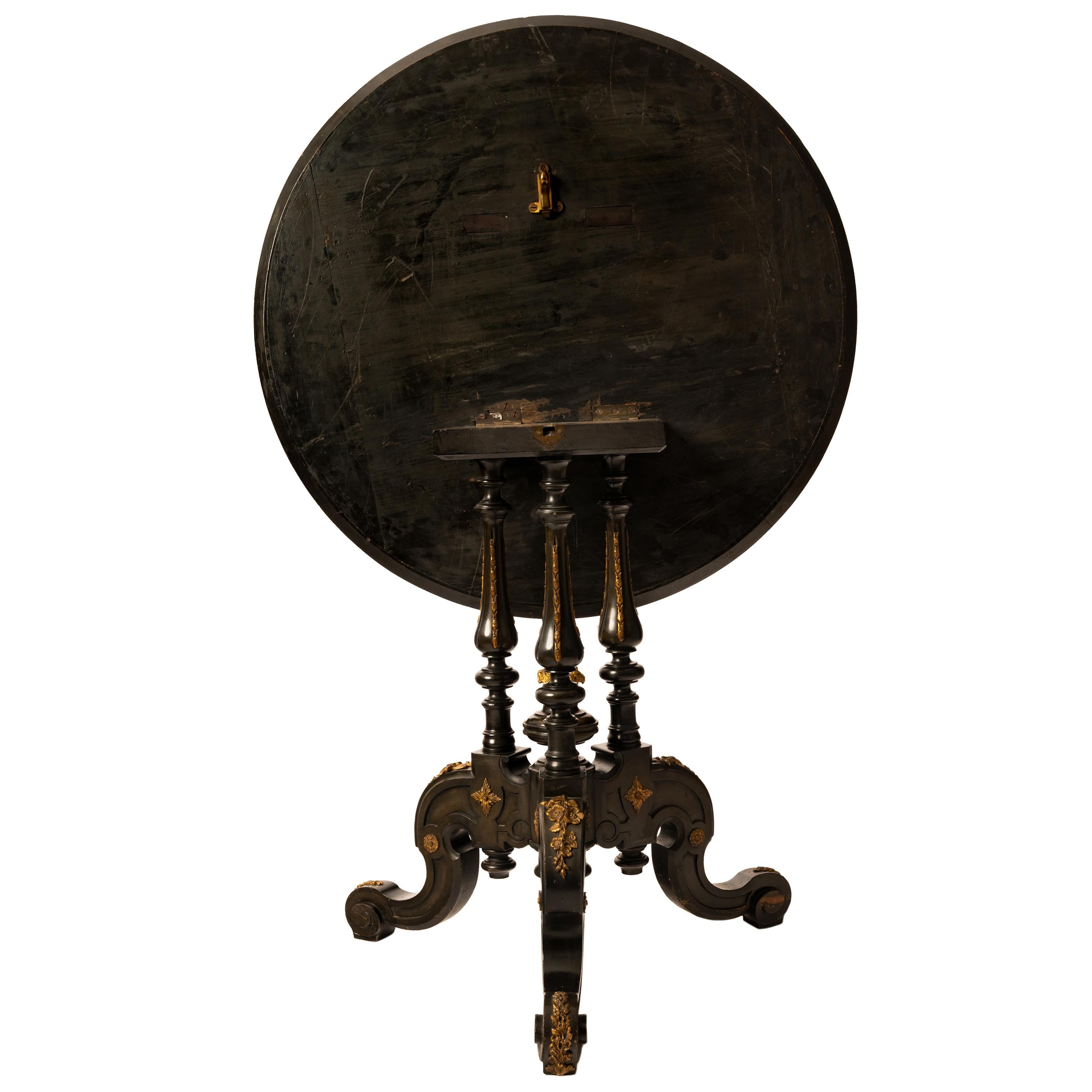 Ancienne table ronde à plateau basculant en bois de marqueterie Louis XV et ornementation de bronze, 1870 Bon état - En vente à Portland, OR