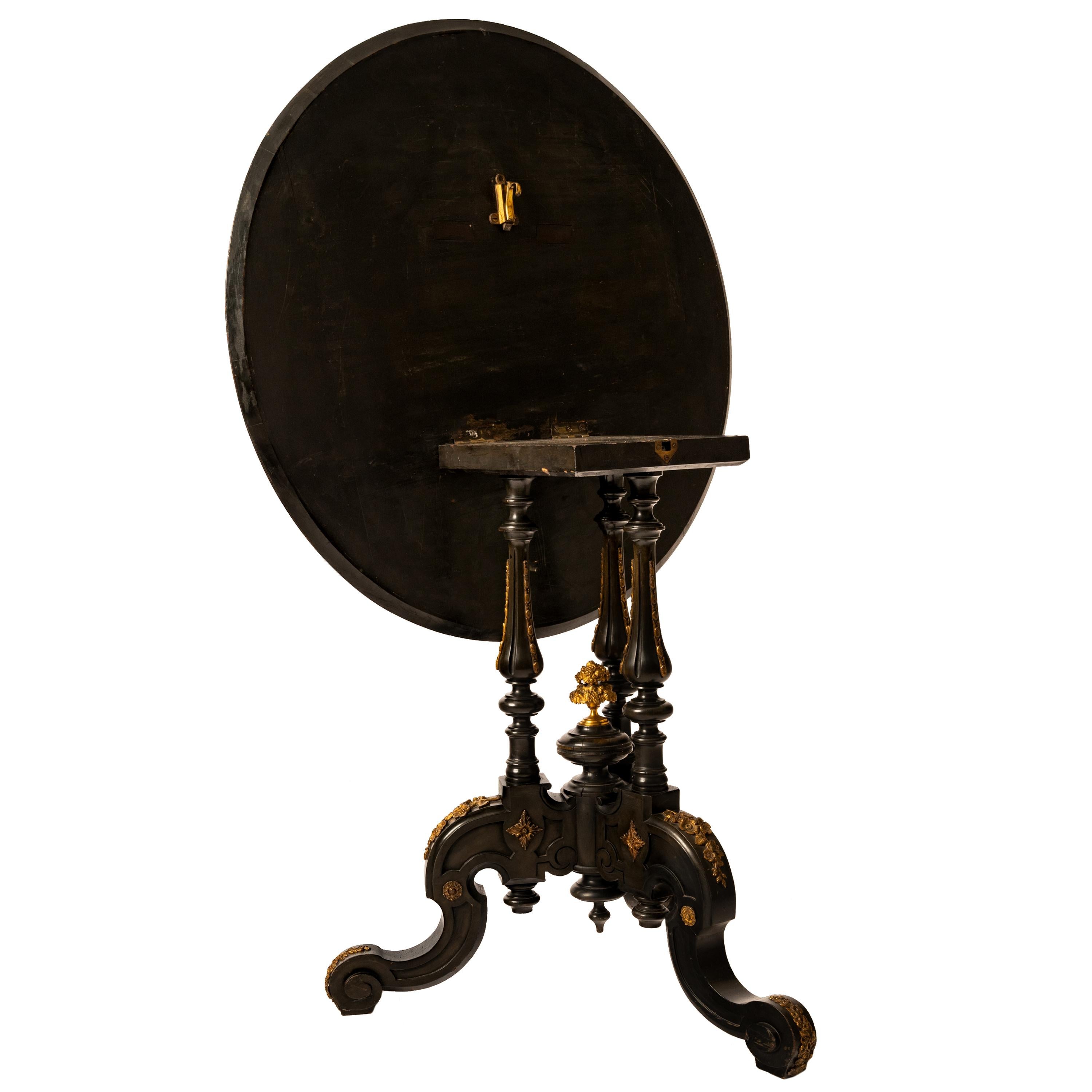 Fin du XIXe siècle Ancienne table ronde à plateau basculant en bois de marqueterie Louis XV et ornementation de bronze, 1870 en vente
