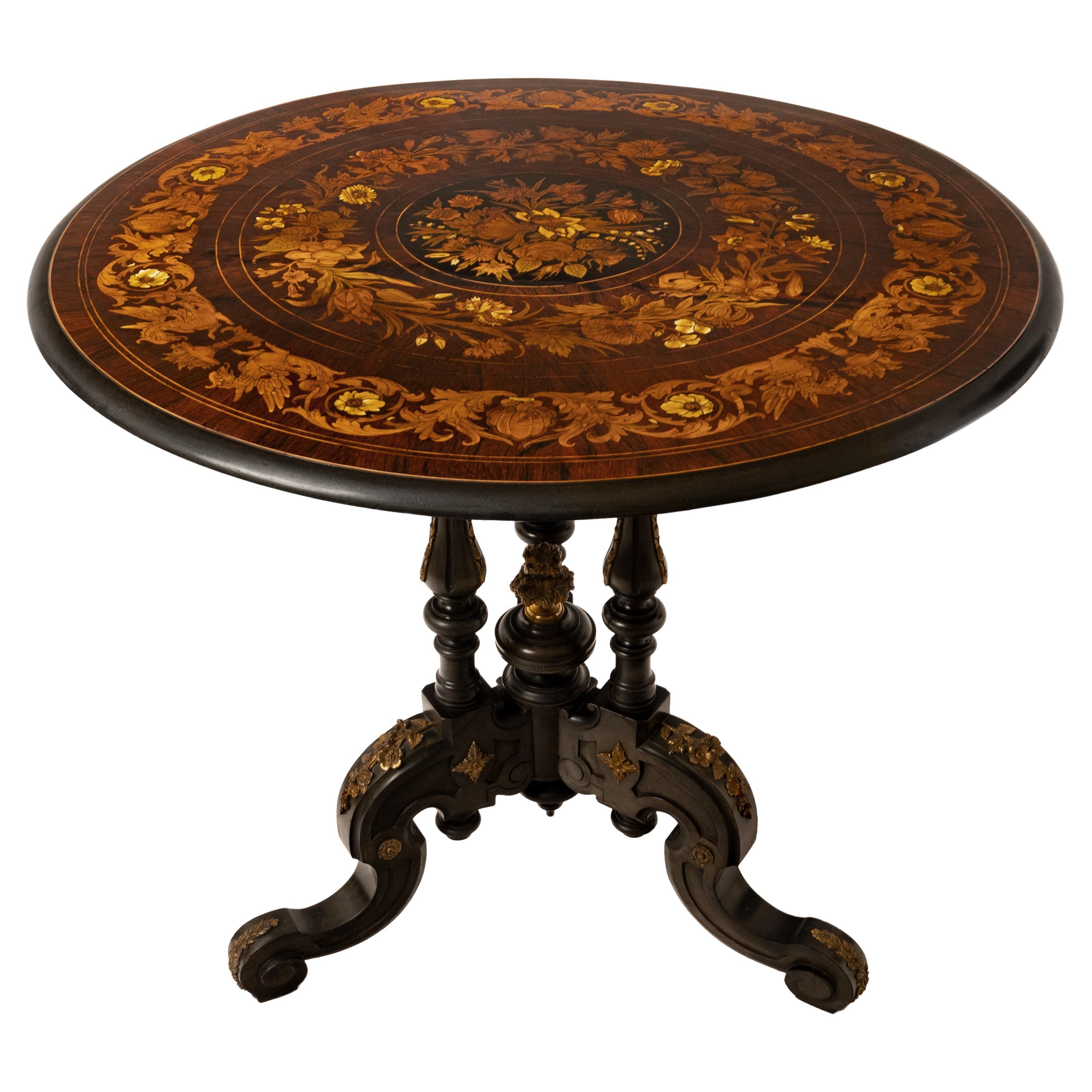 Ancienne table ronde à plateau basculant en bois de marqueterie Louis XV et ornementation de bronze, 1870 en vente