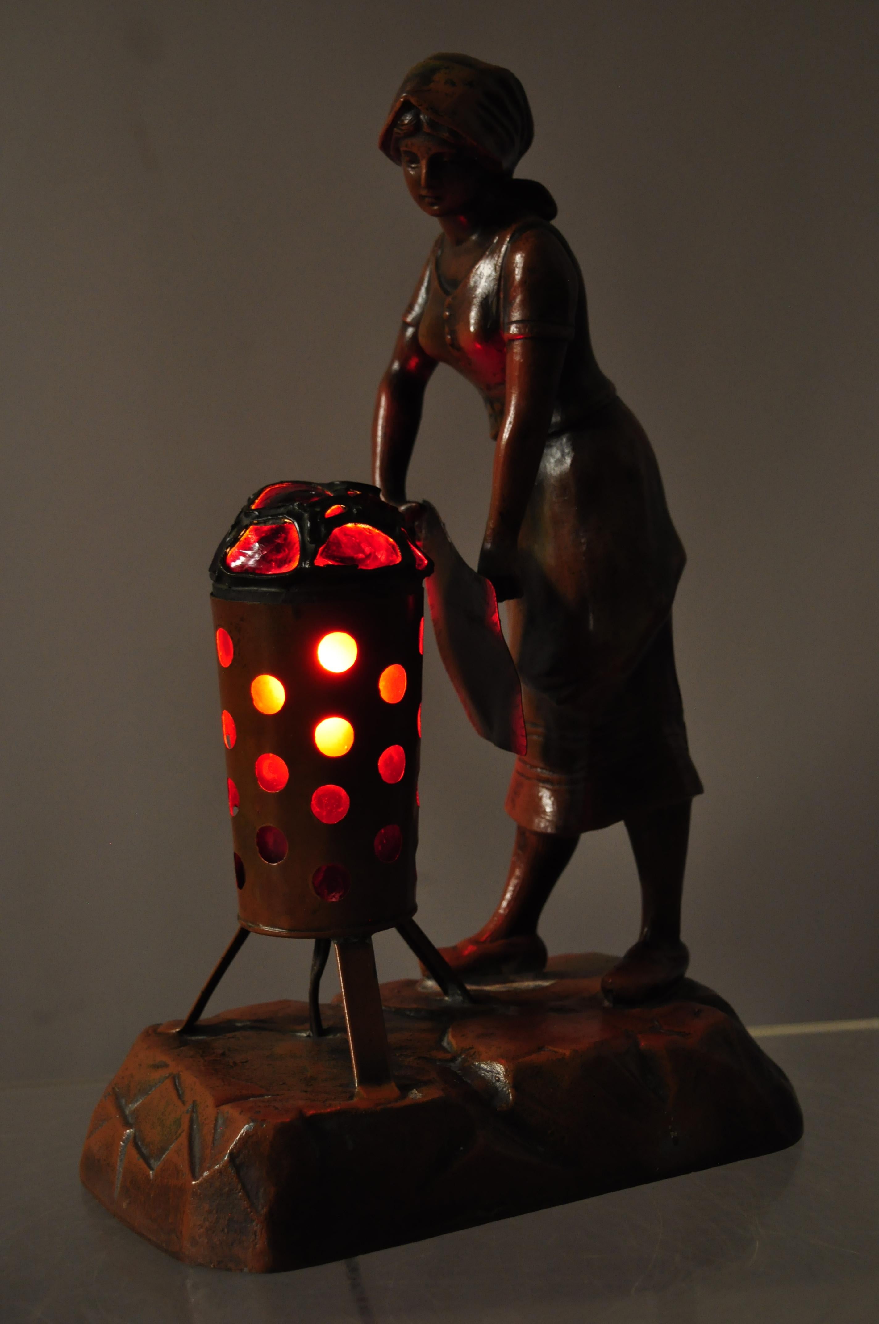 Français Lampe figurative de femme près d'un feu de charbon en métal fondu attribuée à Raineri en vente