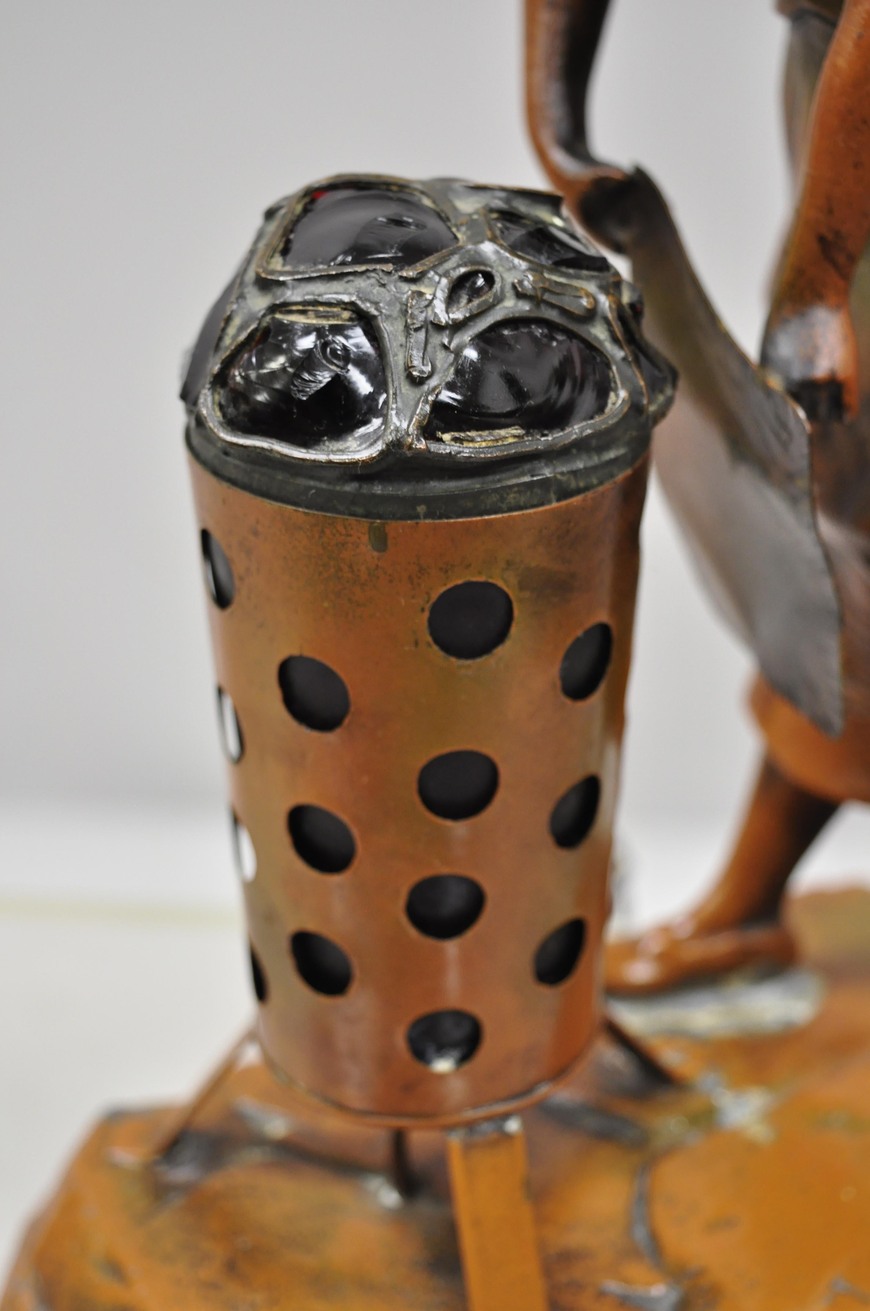 20ième siècle Lampe figurative de femme près d'un feu de charbon en métal fondu attribuée à Raineri en vente