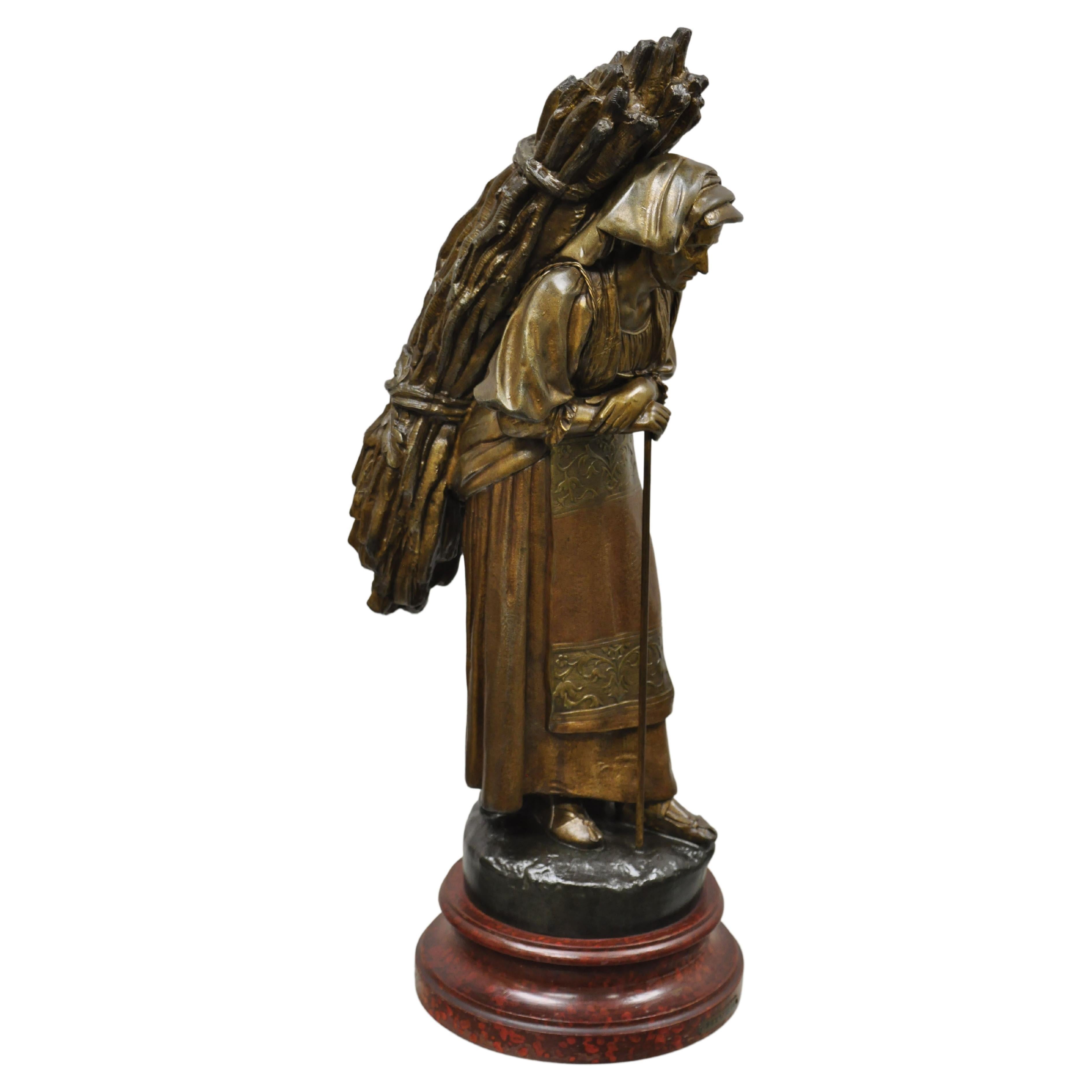 Sculpture française ancienne en acier inoxydable représentant une femme transportant un bouquet de bâtonnets en train de faire une randonnée
