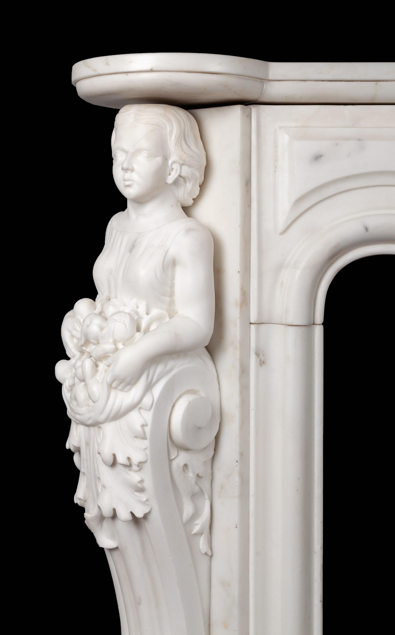Ein antiker französischer figurativer Marmorsockel aus Carara-Statuen im Louis XV-Stil. Dieses seltene und bemerkenswerte französische Kaminstück zeigt kühn geschnitzte weibliche Begriffe und einen kunstvoll geschnitzten Fries. Der Serpentinenfries