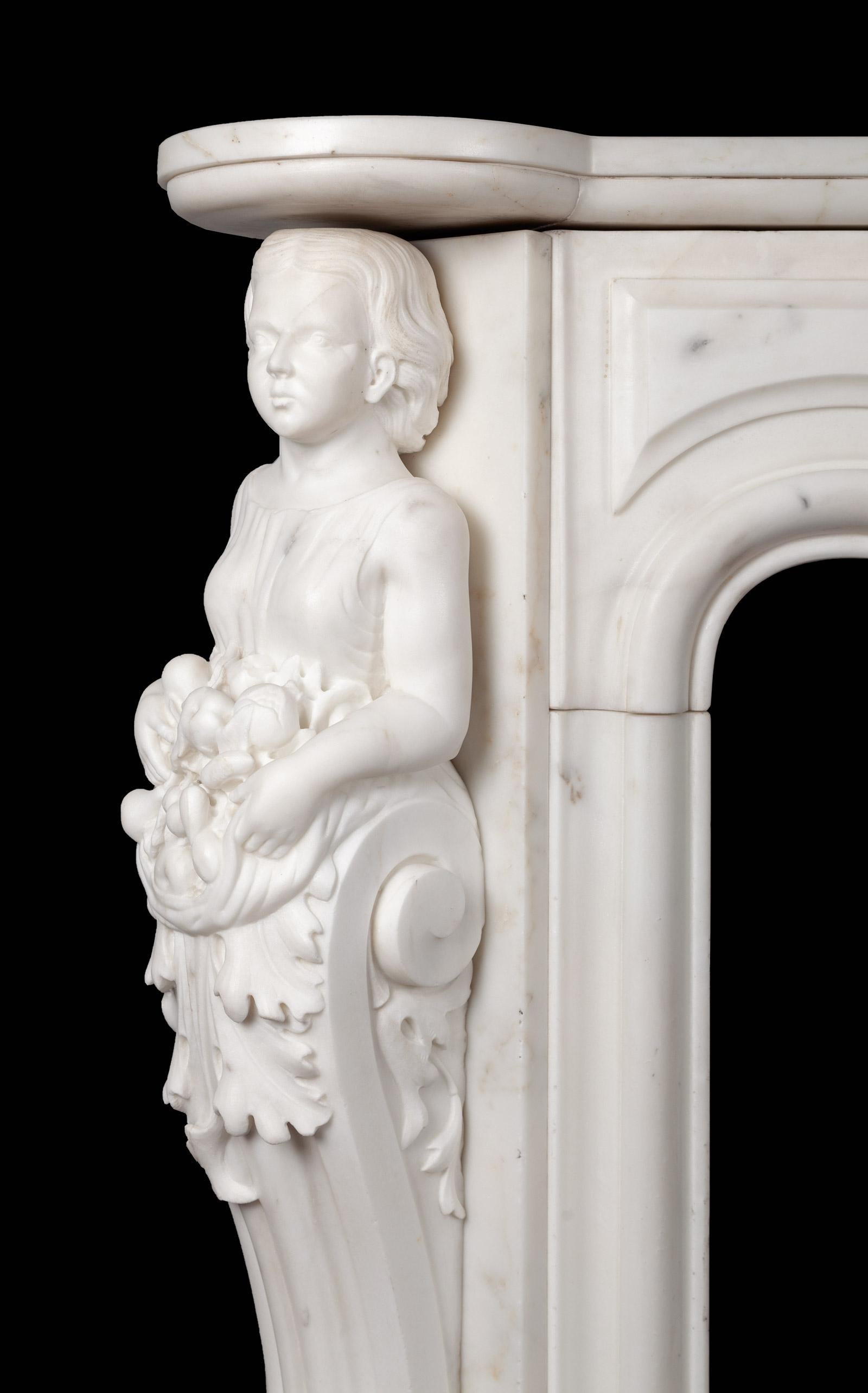 Antigua repisa figurativa francesa de mármol de Carara de estilo Luis XV. Esta rara y notable chimenea francesa presenta términos femeninos audazmente tallados y un friso de intrincada talla. El friso de serpentina tiene decoración de rocaille y un