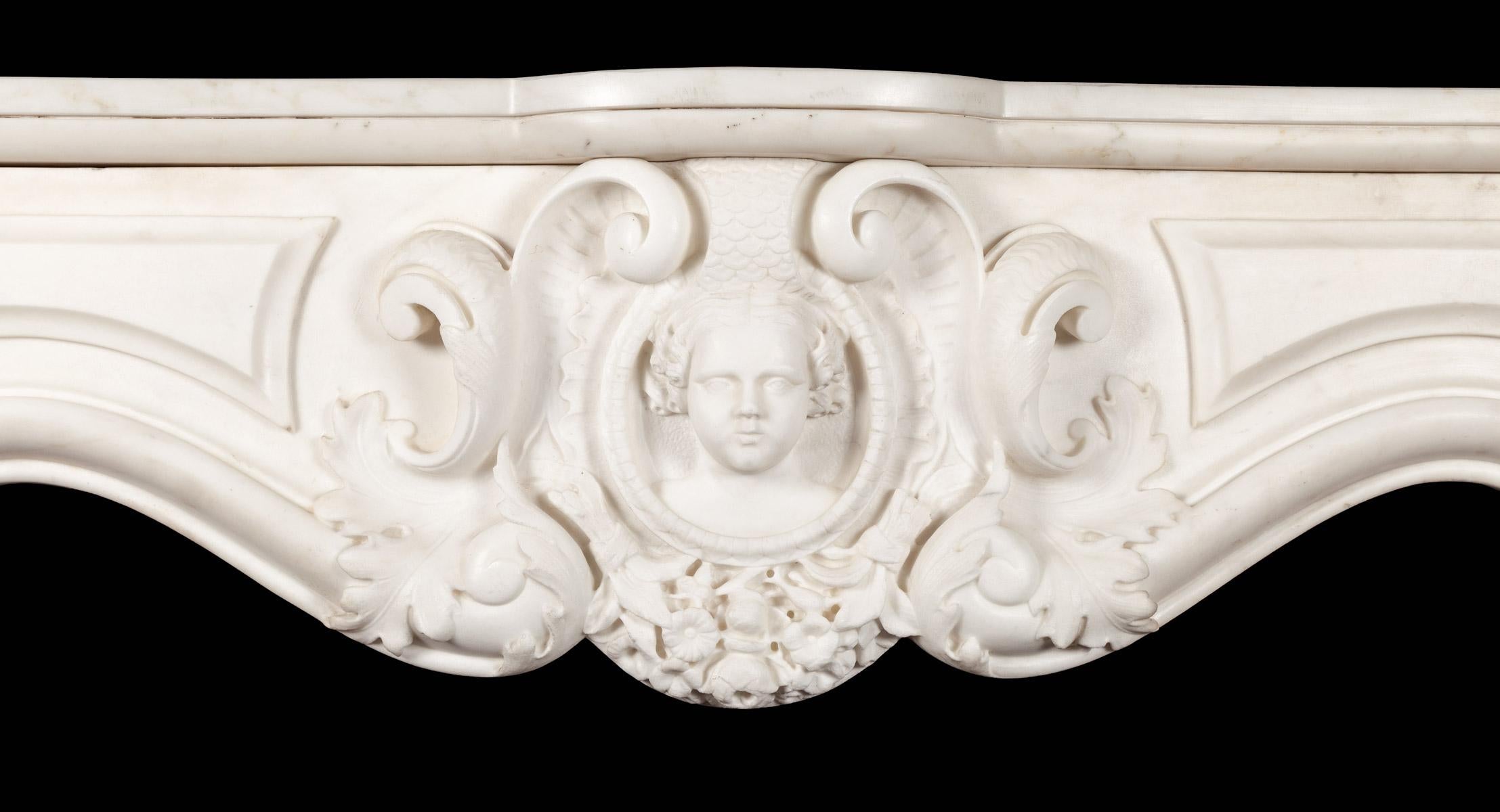 Antiker französischer Kaminsims aus Carrara-Marmor mit Bildhauerwerk (Louis XV.) im Angebot