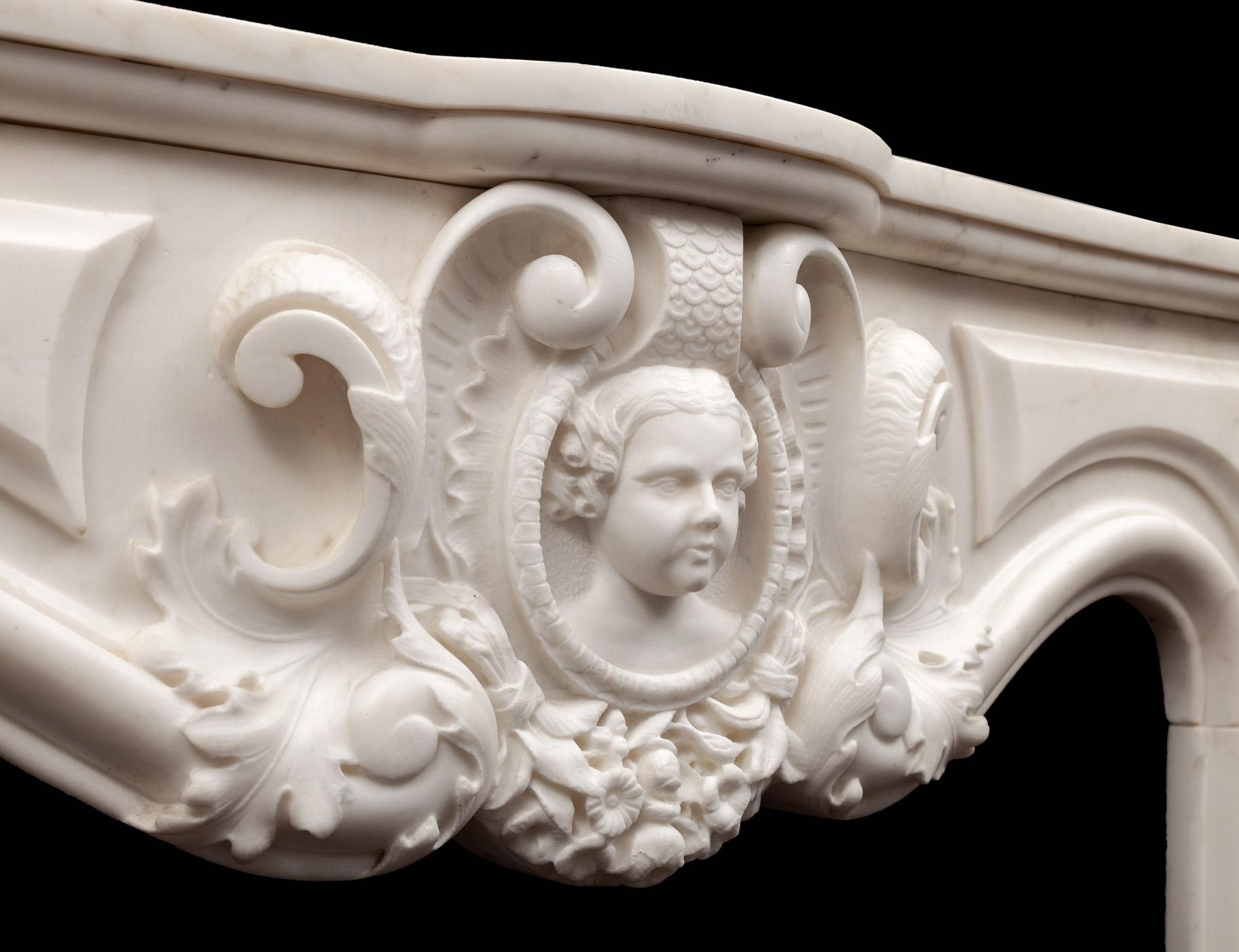 Antiker französischer Kaminsims aus Carrara-Marmor mit Bildhauerwerk (Geschnitzt) im Angebot