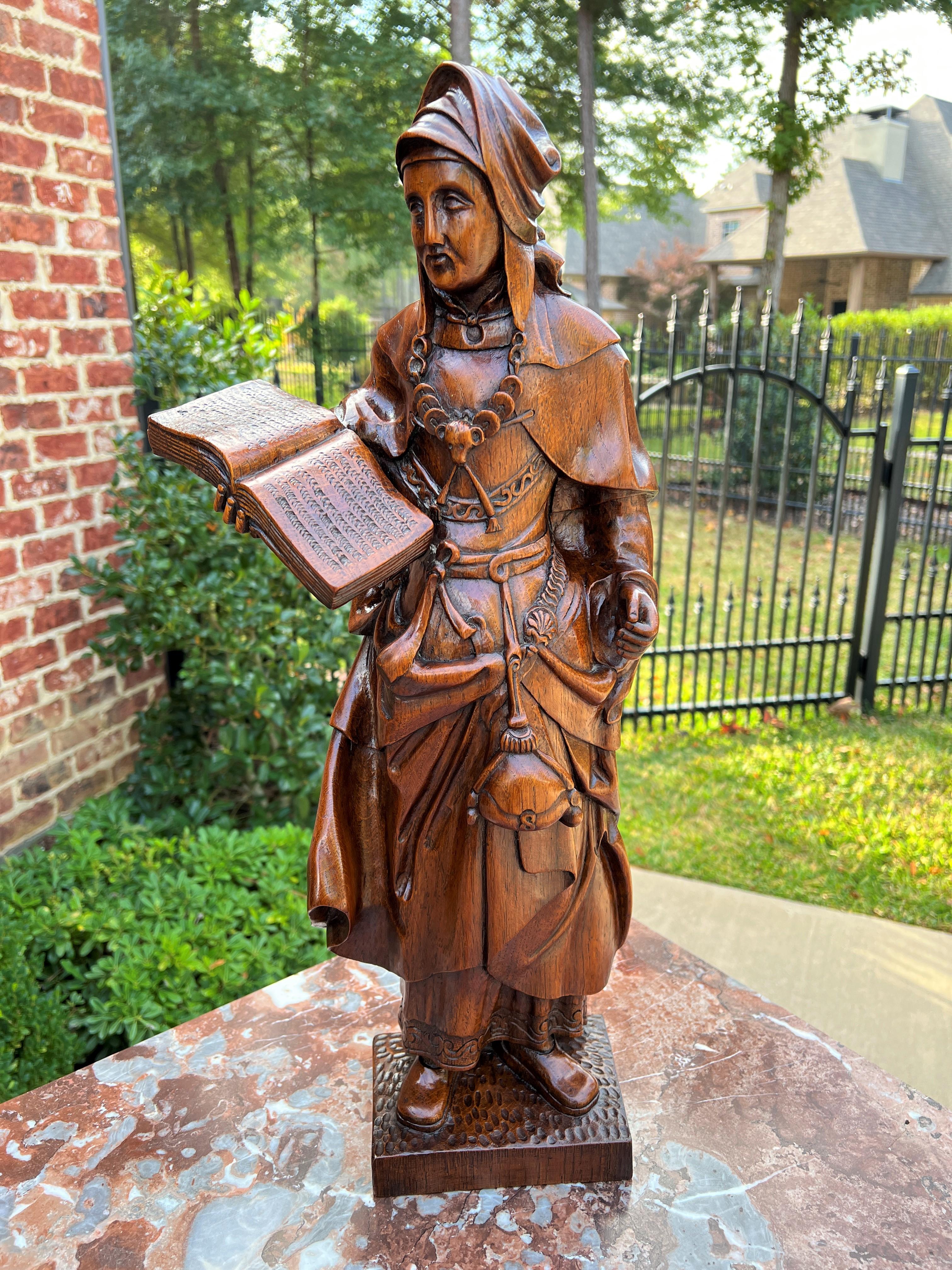 Ancienne statue franaise sculpte de la Sainte-Dame en chne sculpt Livre Bible 23.5 T Bon état - En vente à Tyler, TX