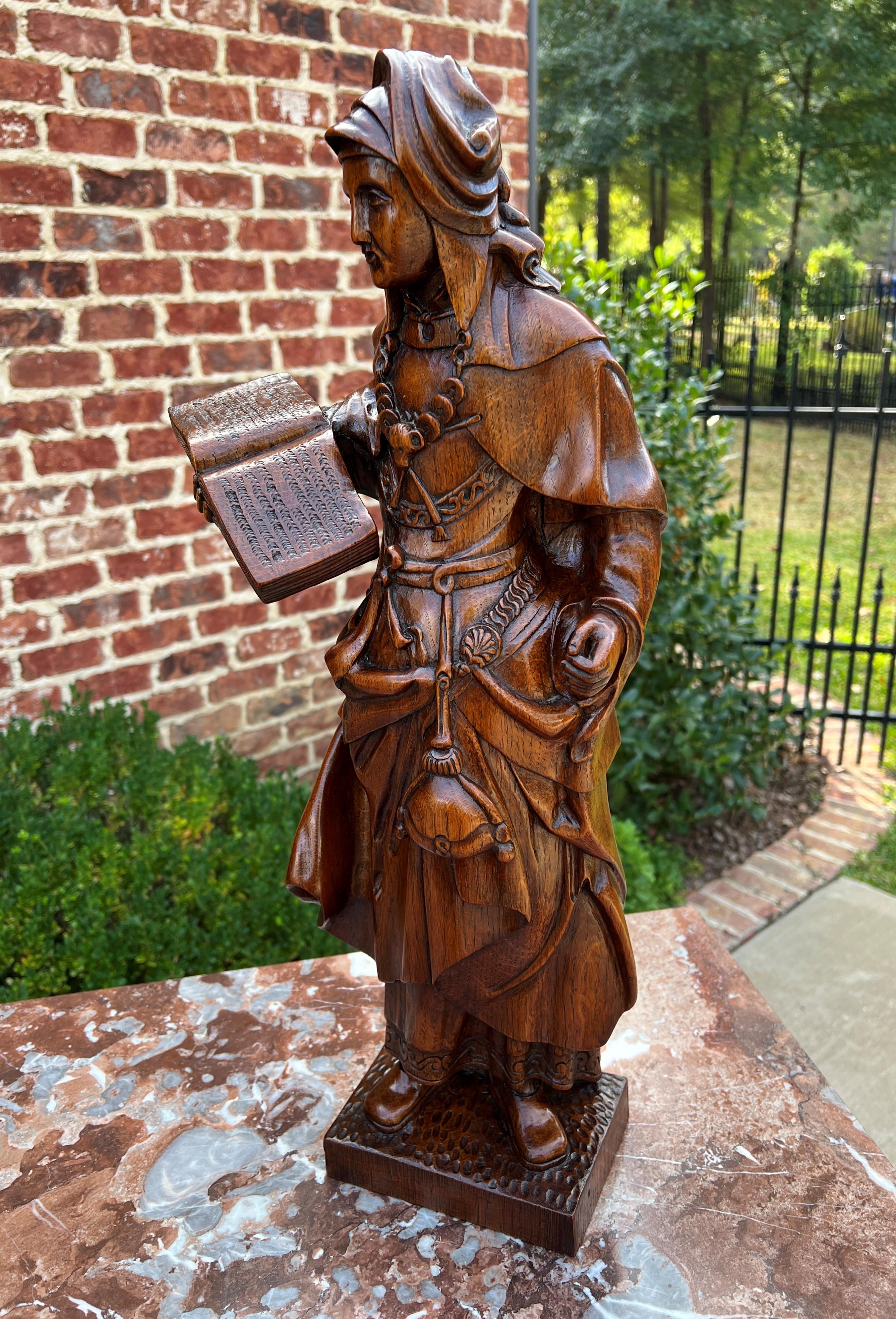 Antike franzsische Statue-Figur der Heiligen Dame, Skulptur, Buchbibel, geschnitzte Eiche, 23,5 T im Zustand „Gut“ im Angebot in Tyler, TX