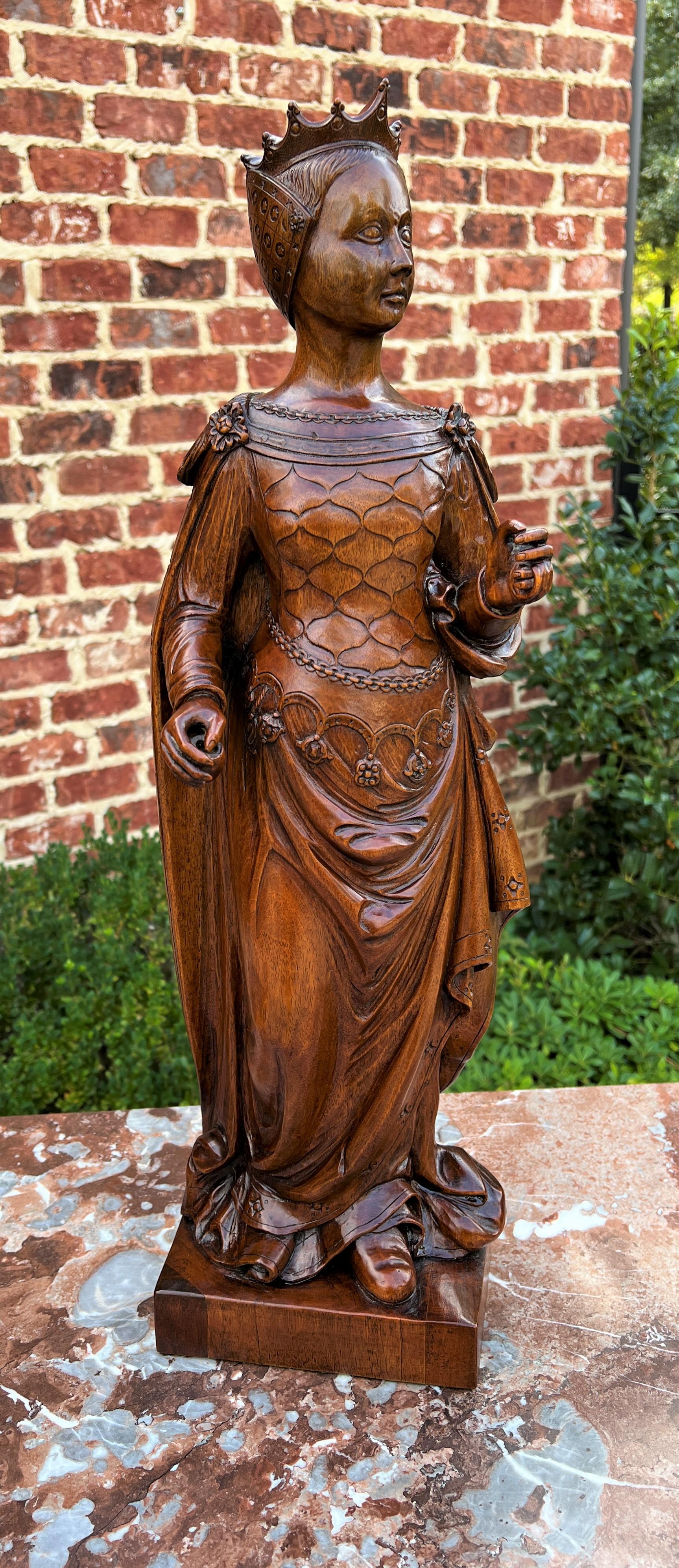 RARE Carved Oak Statue Figure~~Medieval Queen or Lady with Crown

MASTERFULLY CARVED from one piece of oak depicting a Medieval era queen (maybe after Guinevere!) or lady wearing a crown~~EXQUISITE DETAILS!   

Excellent decorative piece for today's