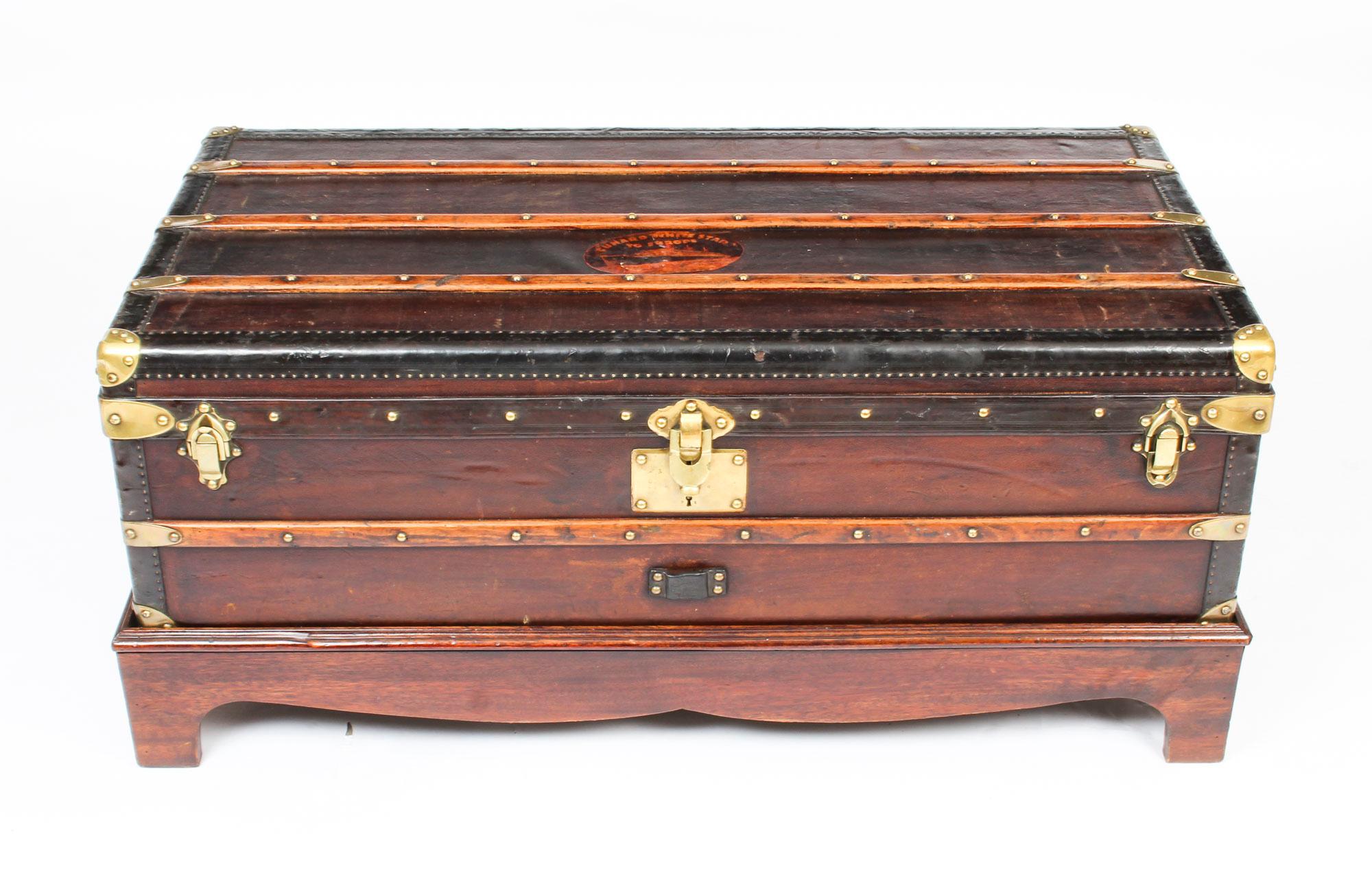 This is a magnificent luxury antique French steamer trunk on stand / coffee table, circa 1880 in date.

This stunning antique steamer trunk was made by the world-famous Parisian trunkmaker, Au Départ, founded in Paris in 1834. 

Made in