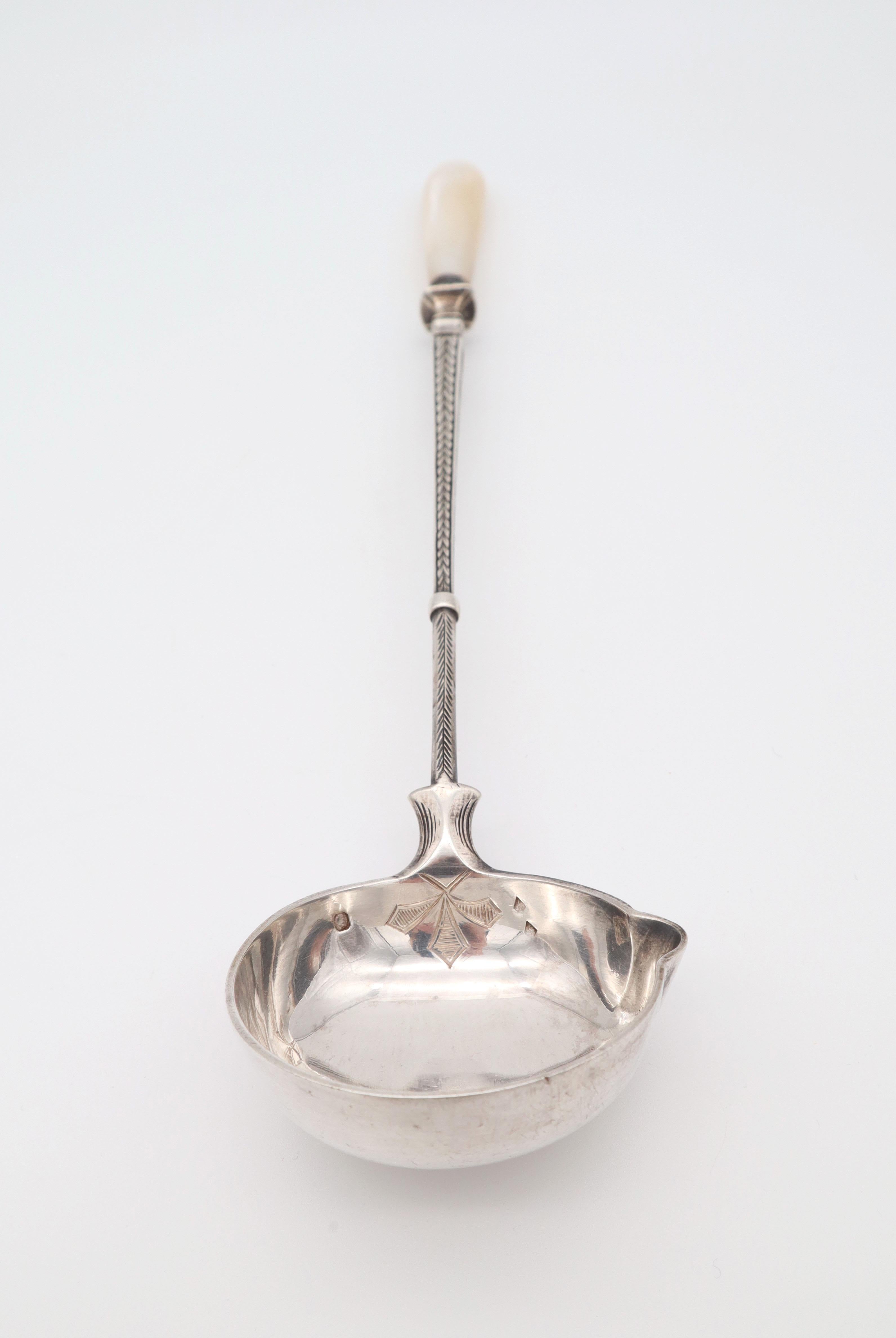 Antique French Sterling Silver Bowl Serving Spoon Napoléon Trois, Minerva Head In Excellent Condition For Sale In Vienna, AT