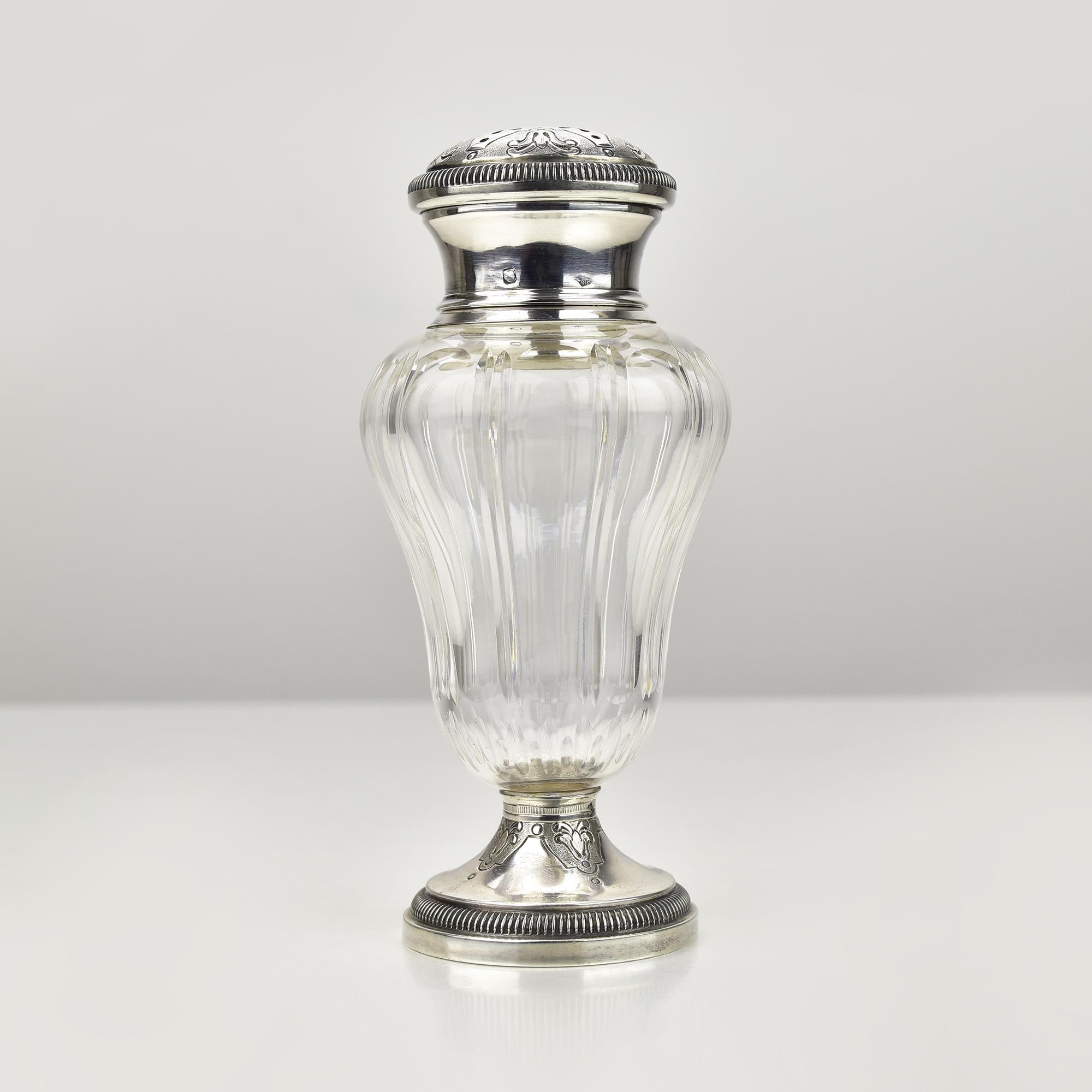 Antique French Sterling Silver Sugar Shaker / Sprinkler / Muffineer Cut Crystal In Good Condition For Sale In Bad Säckingen, DE