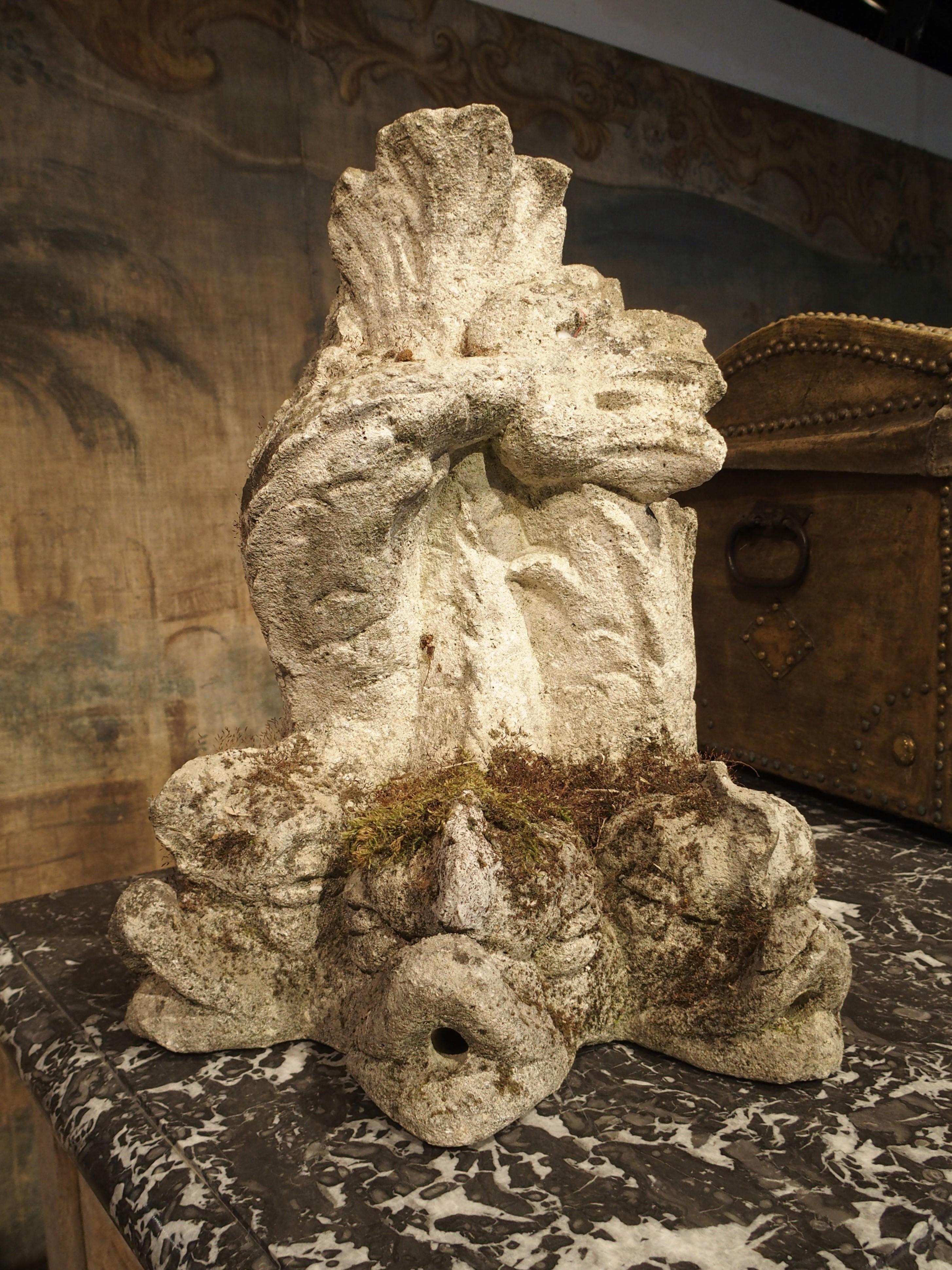 Antikes französisches Steinbrunnenstück mit dreifachen Delphin-Löffeln aus Stein, um 1900 im Angebot 7