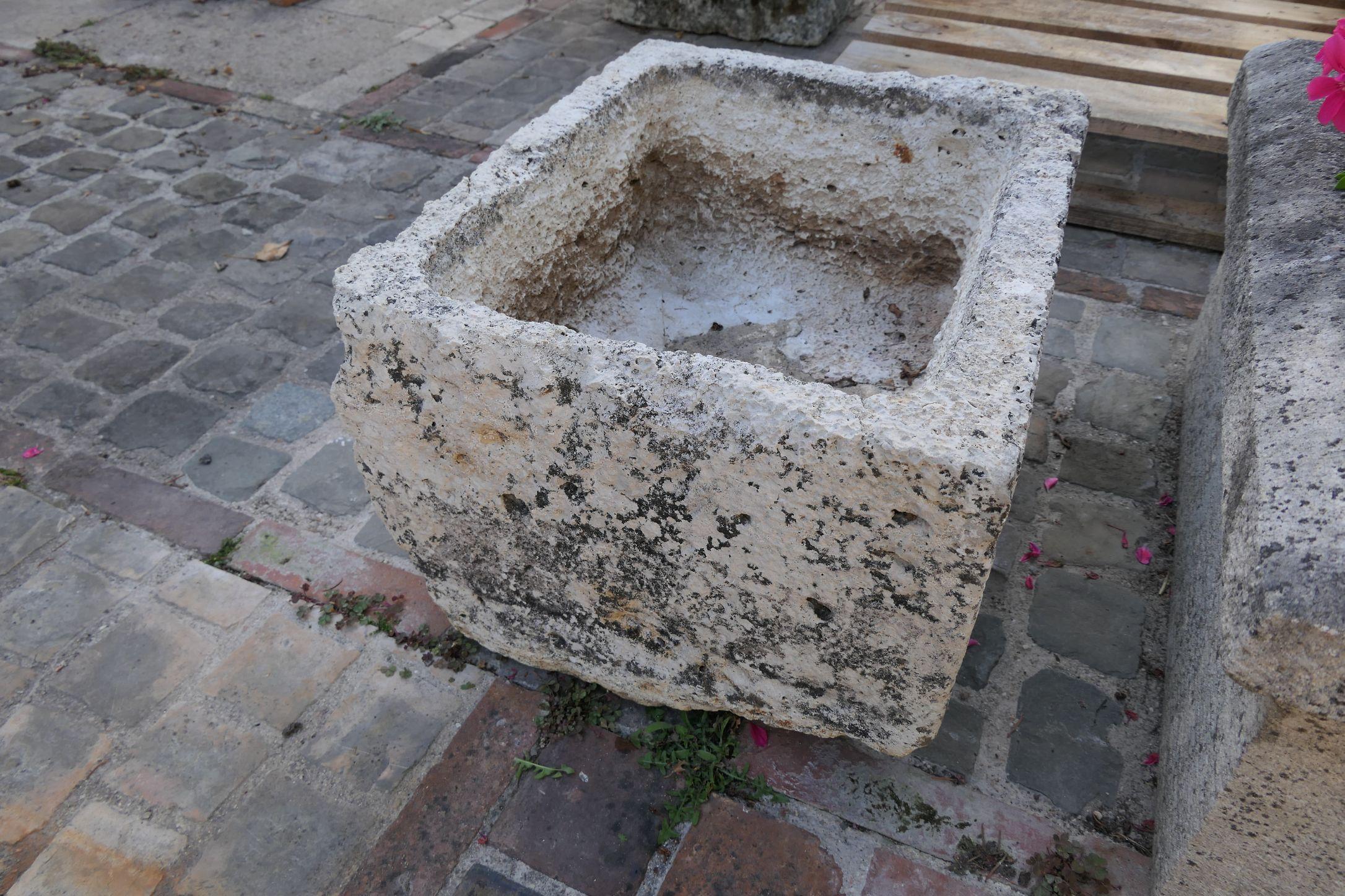 Questo bellissimo abbeveratoio antico in pietra è stato scolpito a mano da un unico blocco di pietra naturale, mostrando un'eccezionale abilità artigianale e un fascino rustico senza tempo. Probabilmente risalente al XIX secolo o a un periodo