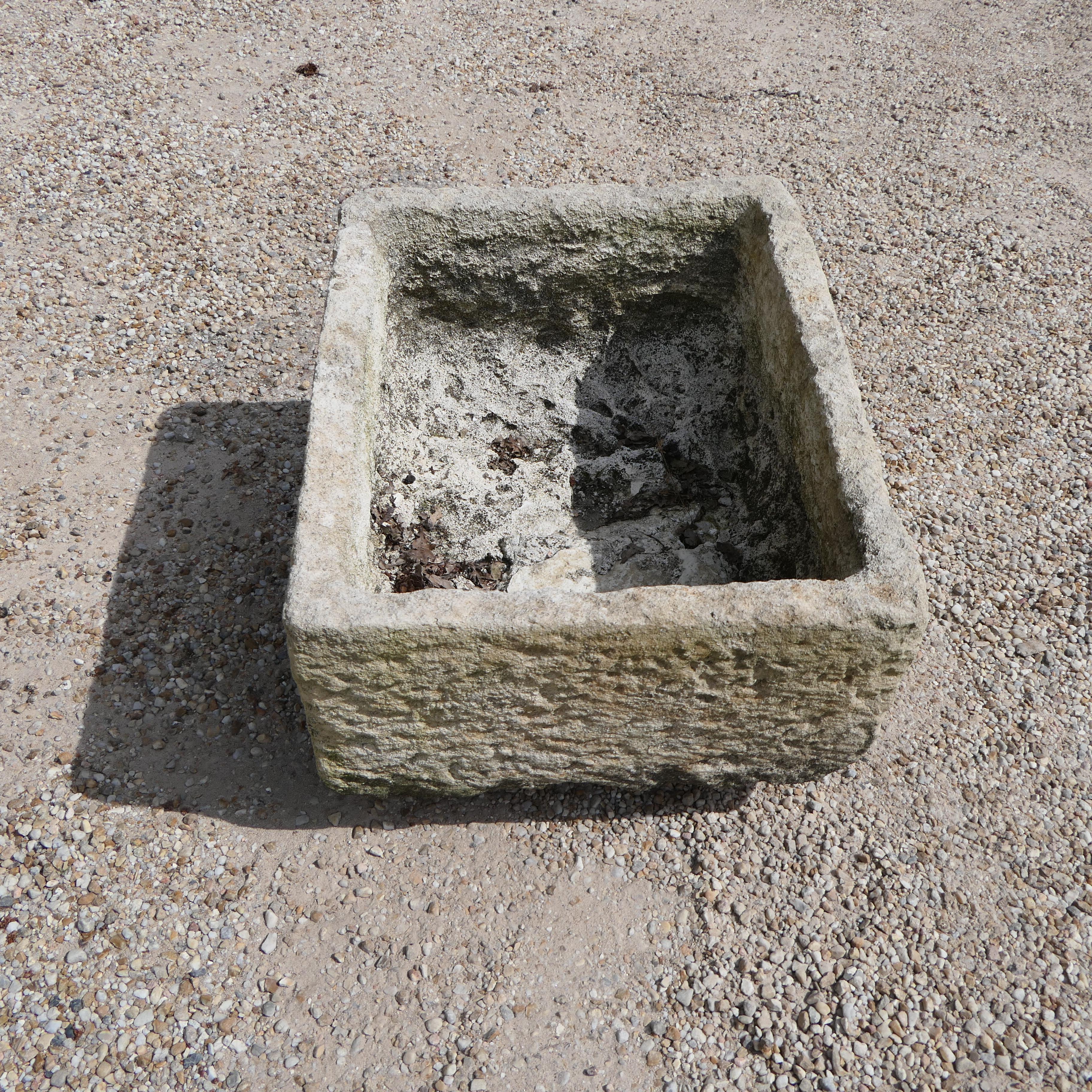 Cette magnifique auge en pierre ancienne a été taillée à la main dans un seul bloc de pierre naturelle, témoignant d'un savoir-faire exceptionnel et d'un charme rustique intemporel. Datant probablement du XIXe siècle ou d'une époque antérieure, il