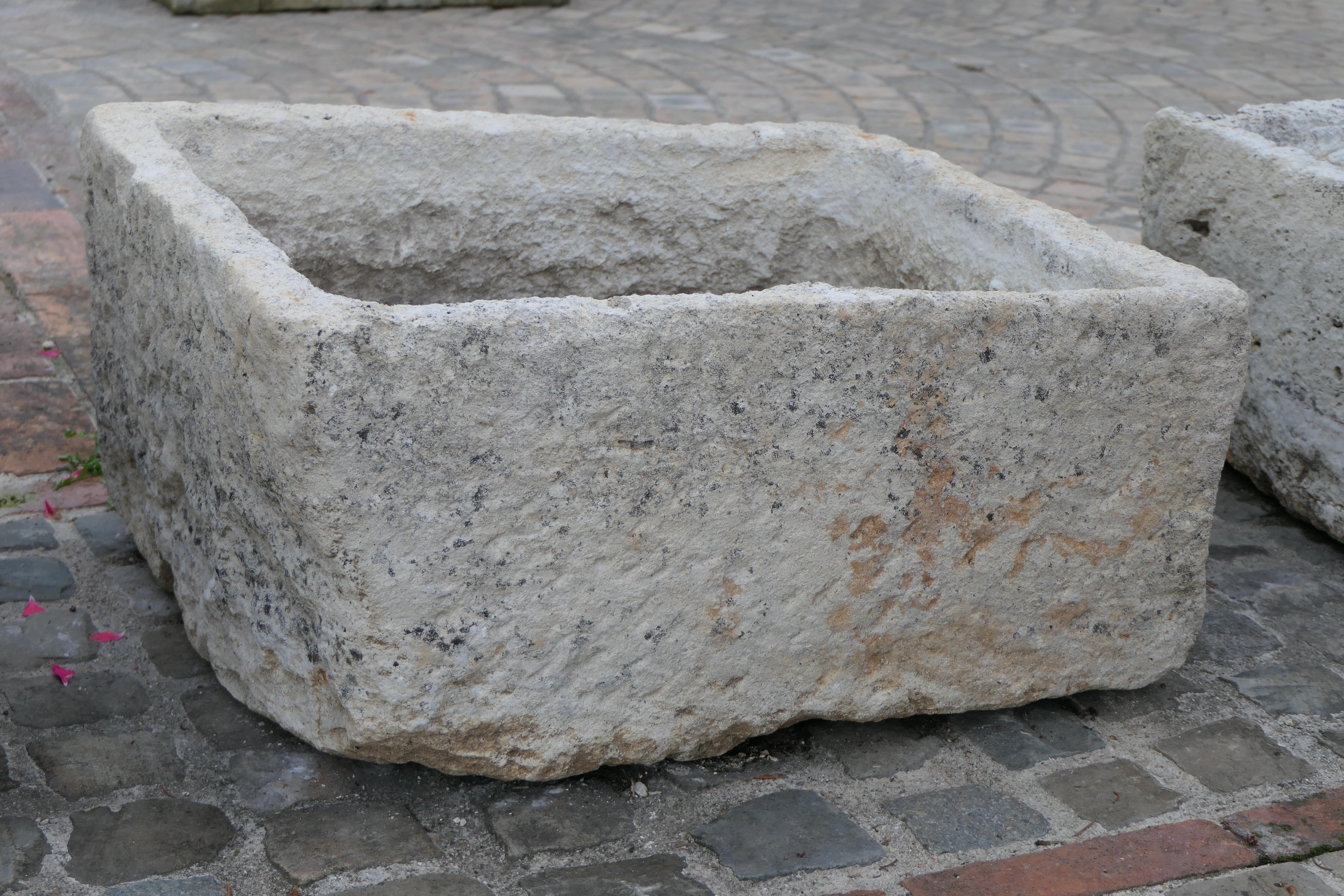 Abreuvoir français antique en pierre - Accent rustique idéal pour le jardin en vente 2