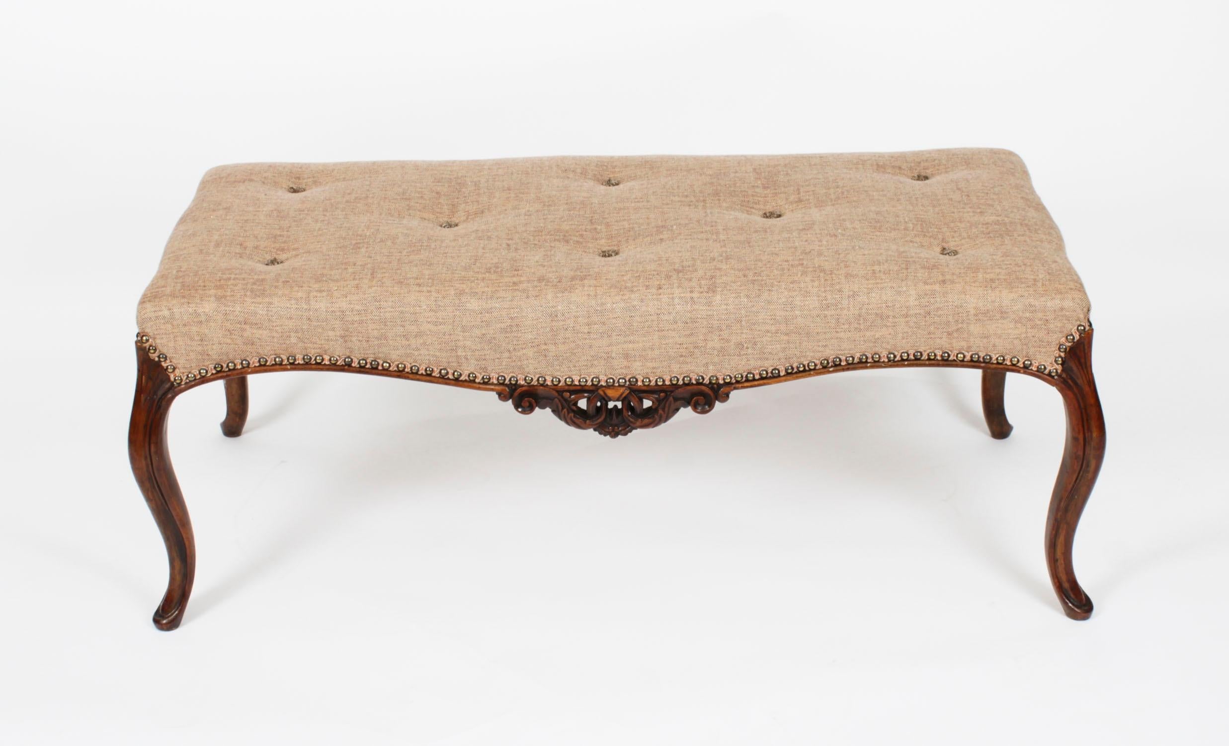 Il s'agit d'un très beau siège de fenêtre / ottoman ancien en noyer français, datant d'environ 1890.

Il est tapissé de tweed rose et marron à nœuds serrés et à boutons, la barre d'assise serpentine est centrée par un tablier à volutes en C percé,