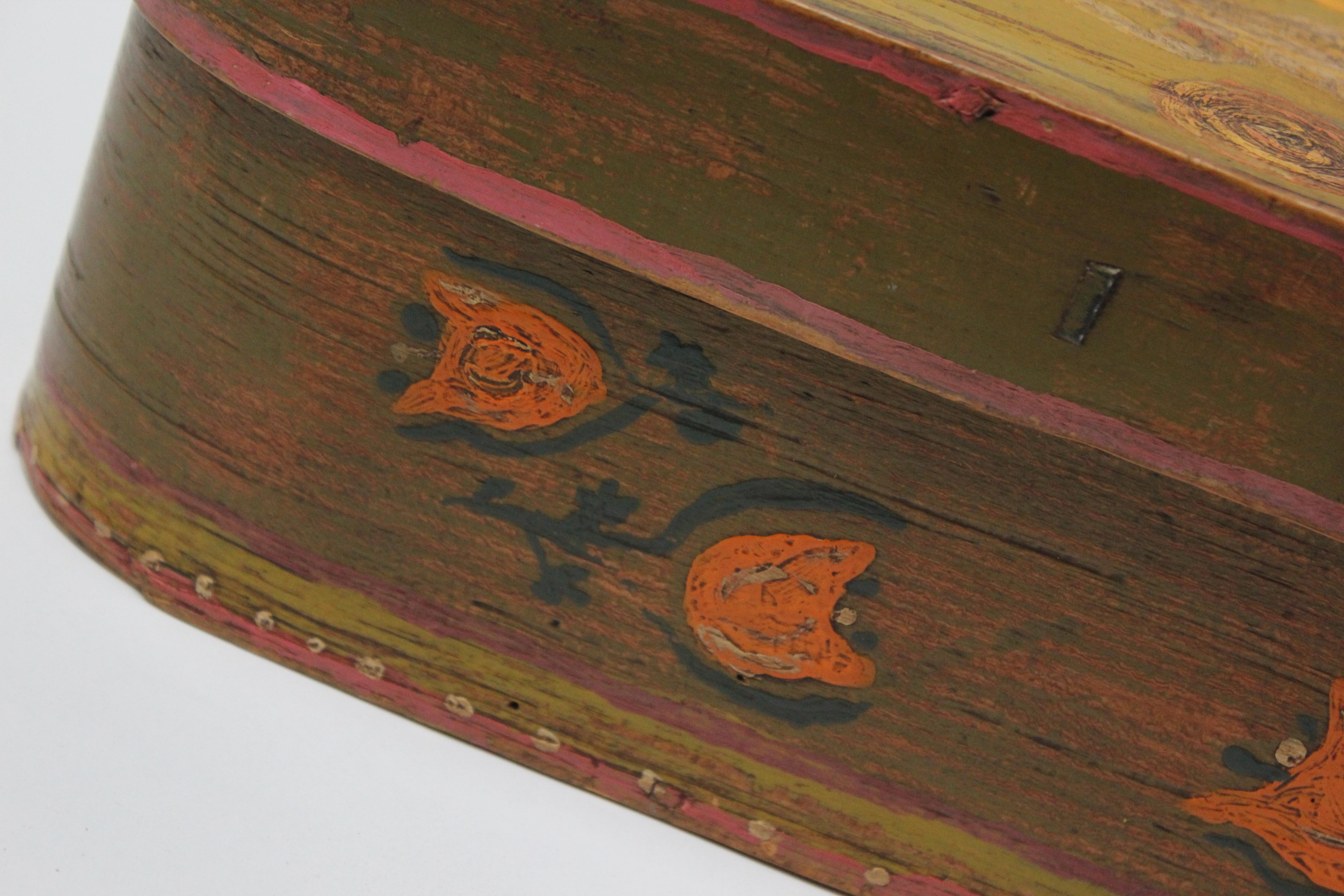 Boîte de rangement française ancienne avec motif de clown peint à la main en vente 5