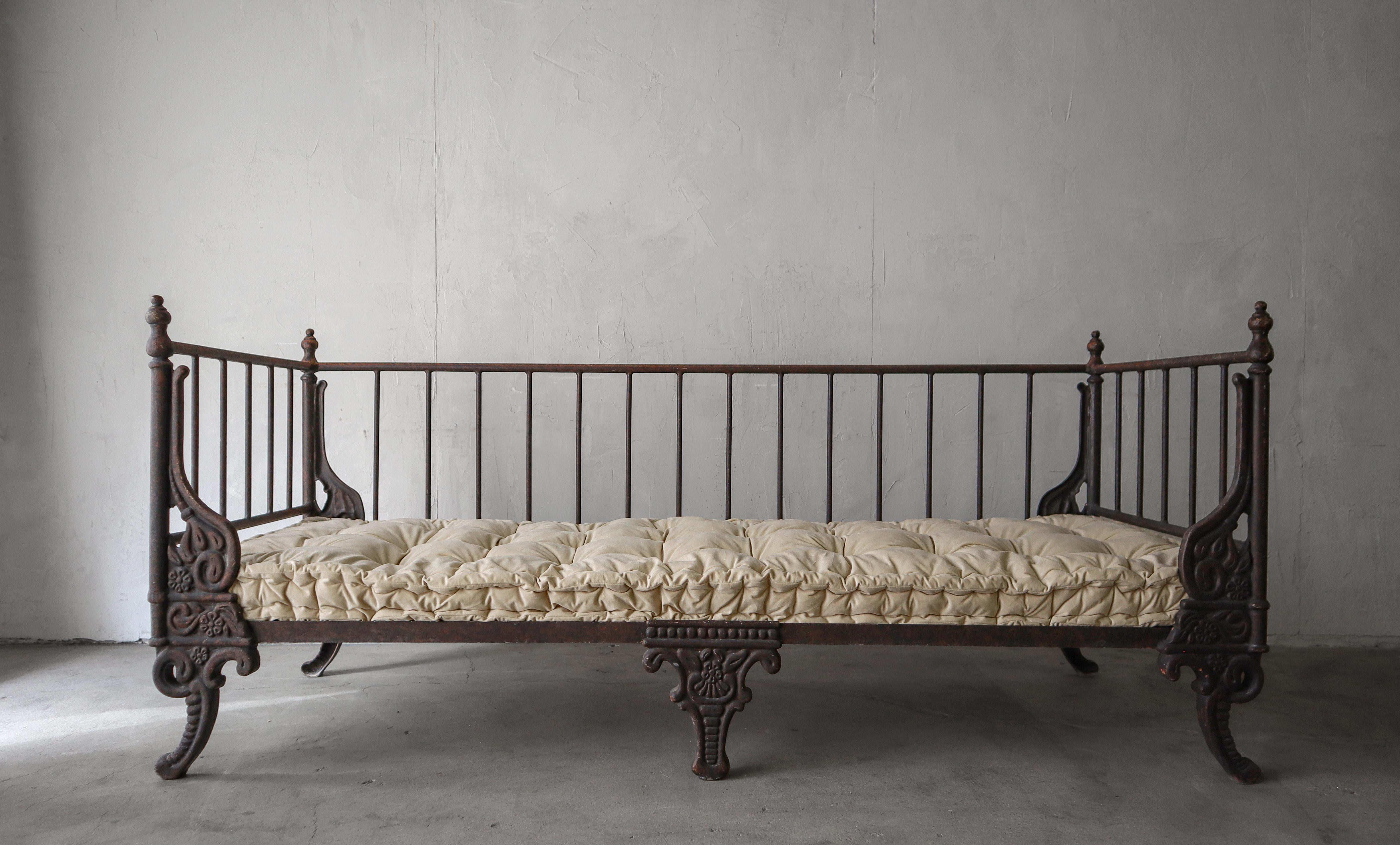 Antique French Style Aged Cast Metal Daybed Bench In Good Condition For Sale In Las Vegas, NV