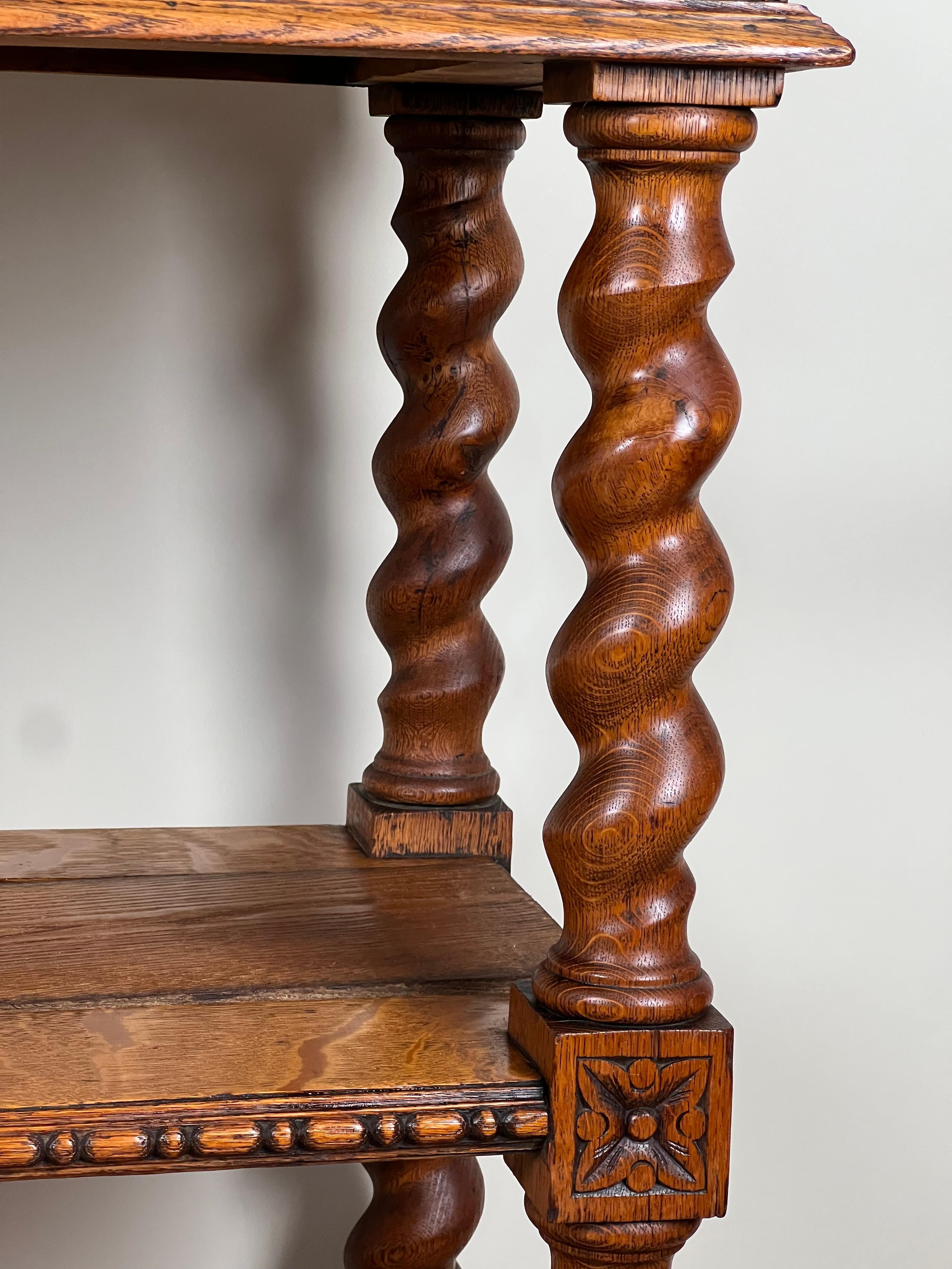 Antique French Style Carved Oak Greene & Greene Man Dessert Buffet C.C. Fine del XIX secolo in vendita 3