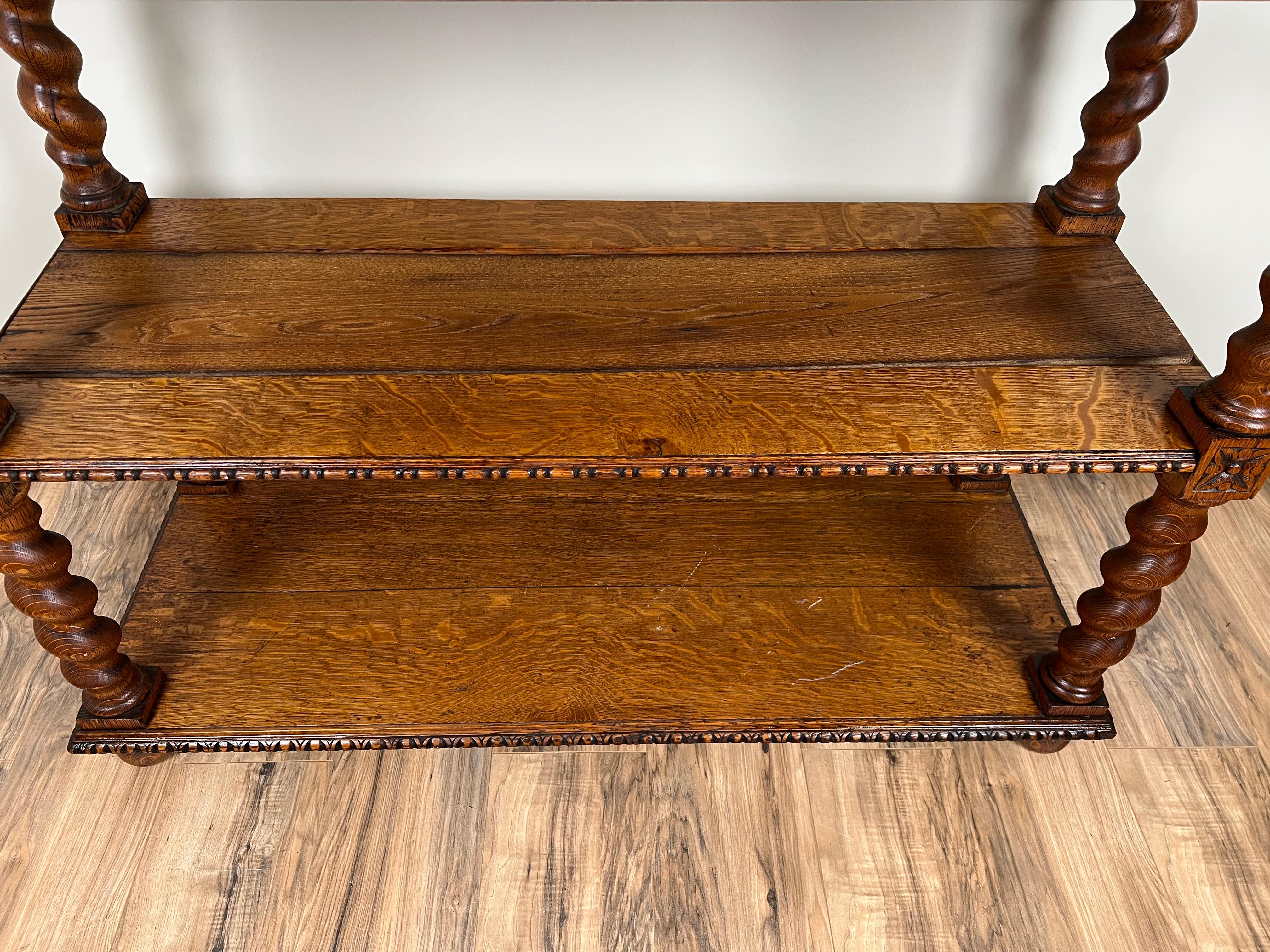 Antique French Style Carved Oak Greene & Greene Man Dessert Buffet C.C. Fine del XIX secolo in vendita 4