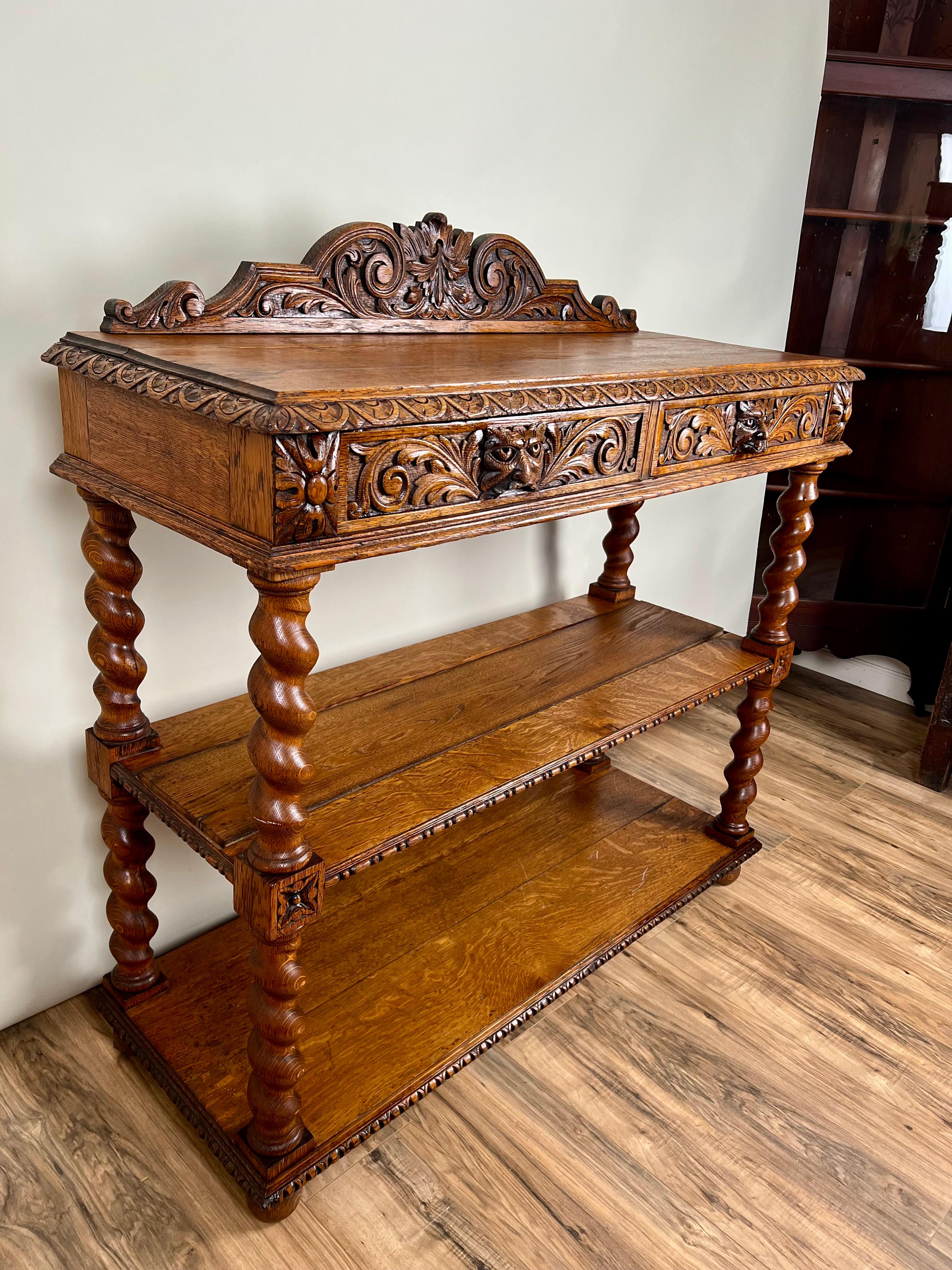 Neogotico Antique French Style Carved Oak Greene & Greene Man Dessert Buffet C.C. Fine del XIX secolo in vendita