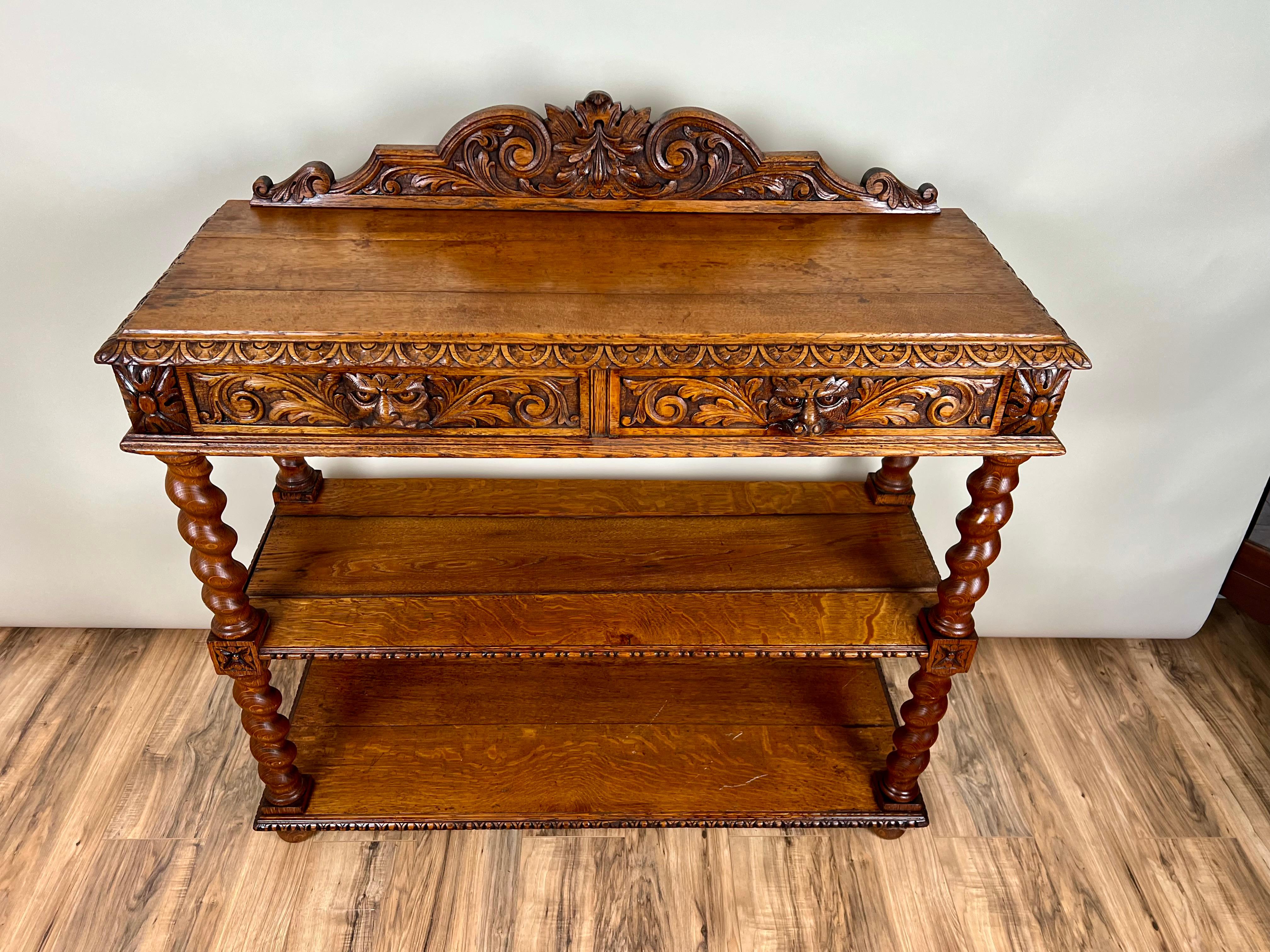 Intagliato a mano Antique French Style Carved Oak Greene & Greene Man Dessert Buffet C.C. Fine del XIX secolo in vendita