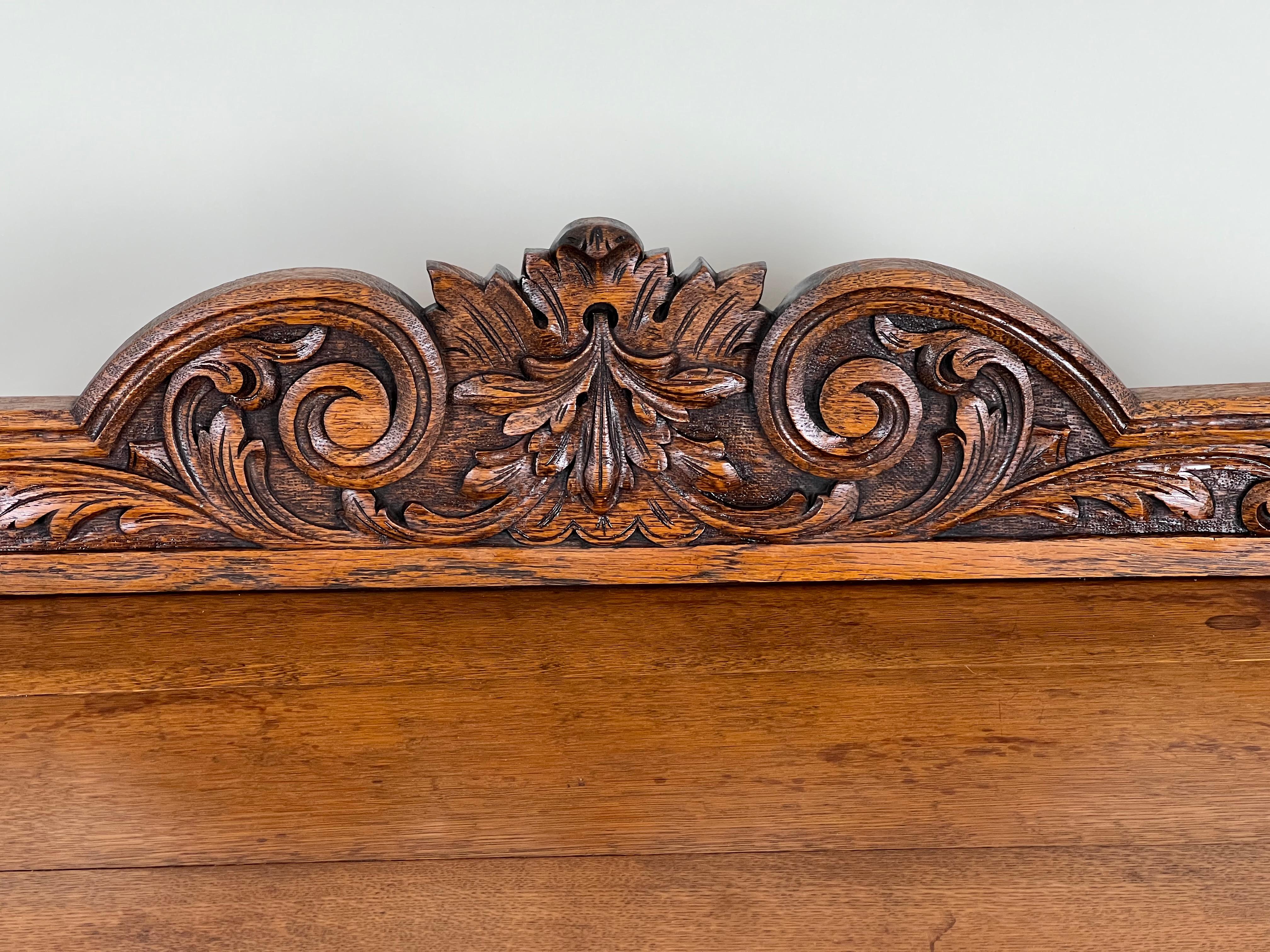 Antique French Style Carved Oak Greene & Greene Man Dessert Buffet C.C. Fine del XIX secolo In condizioni buone in vendita a Westfield, MA