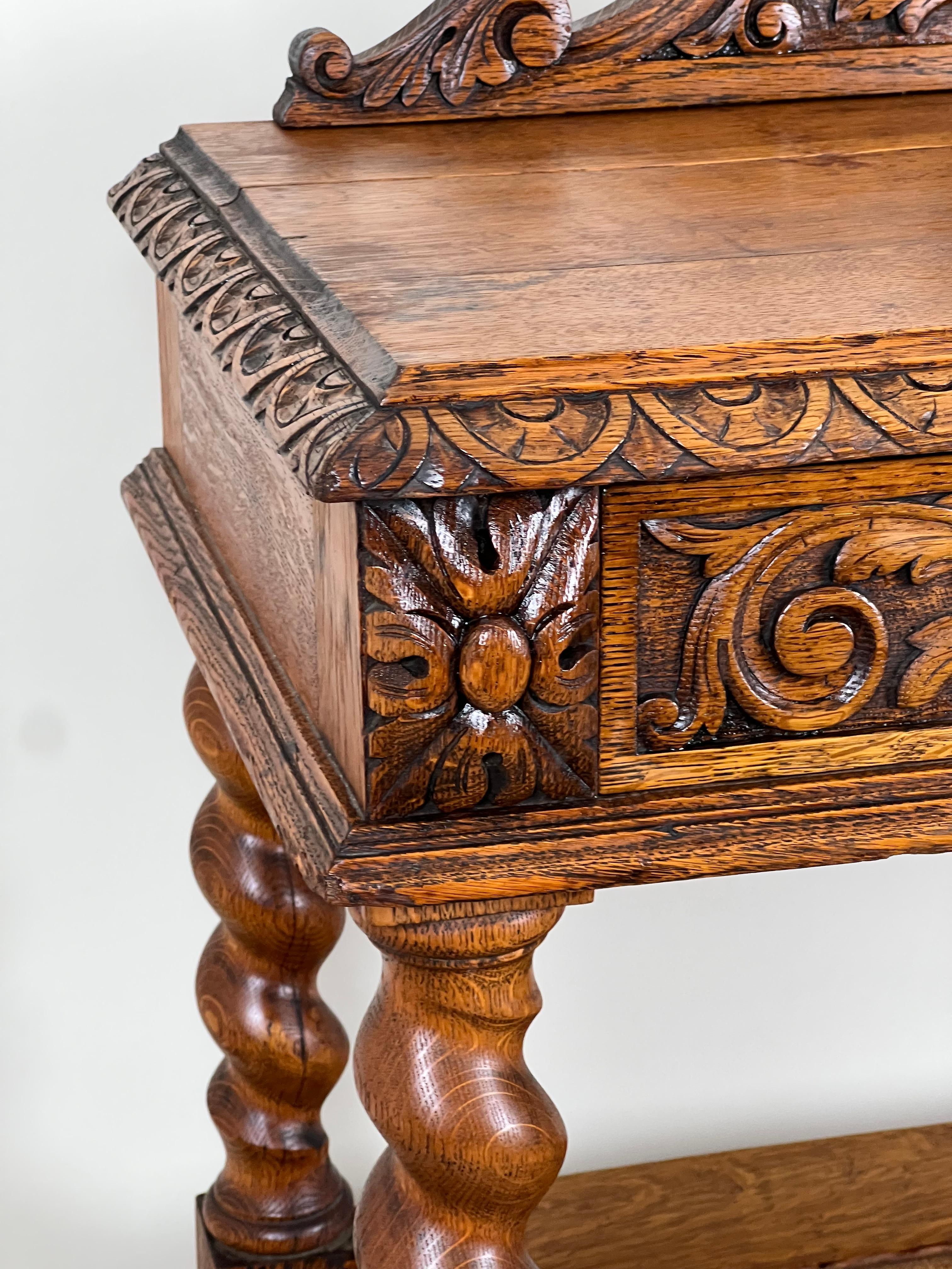 Quercia Antique French Style Carved Oak Greene & Greene Man Dessert Buffet C.C. Fine del XIX secolo in vendita