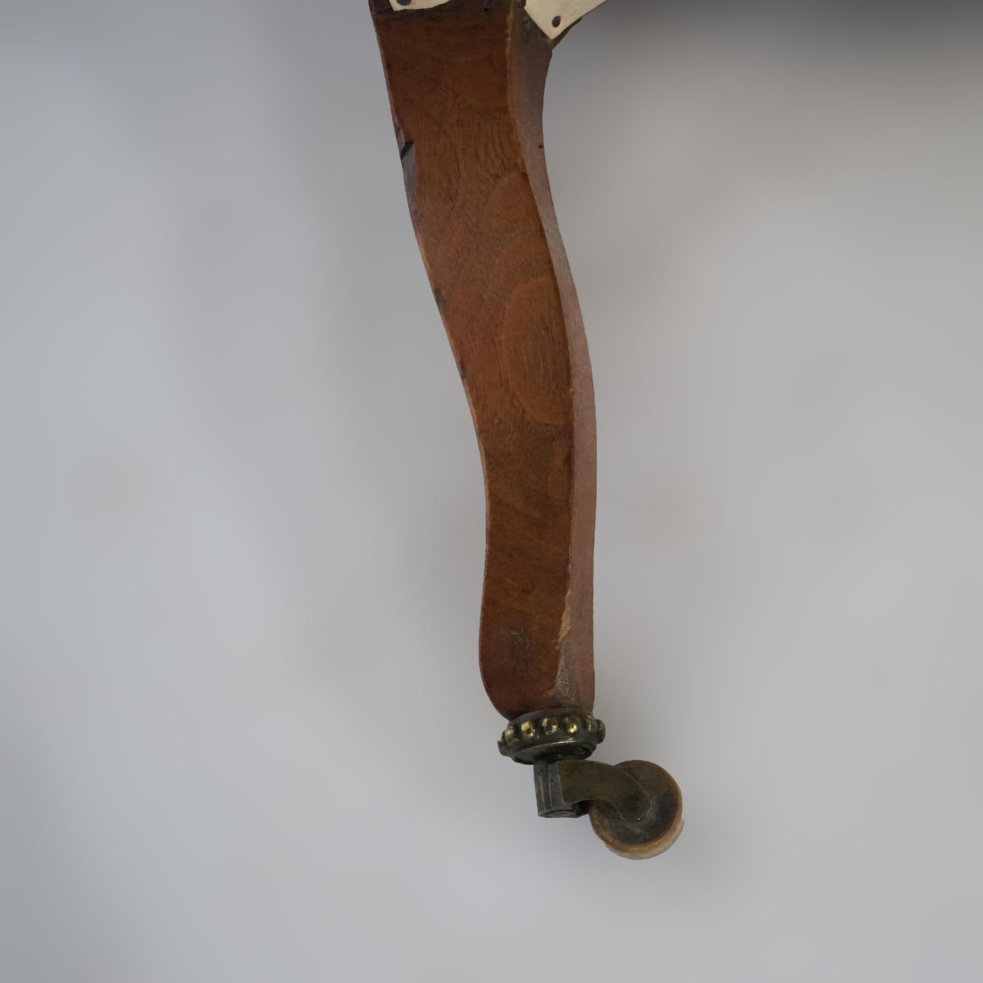 Antiker geschnitzter und gepolsterter Fußhocker aus Nussbaumholz im französischen Stil, um 1920 im Angebot 4
