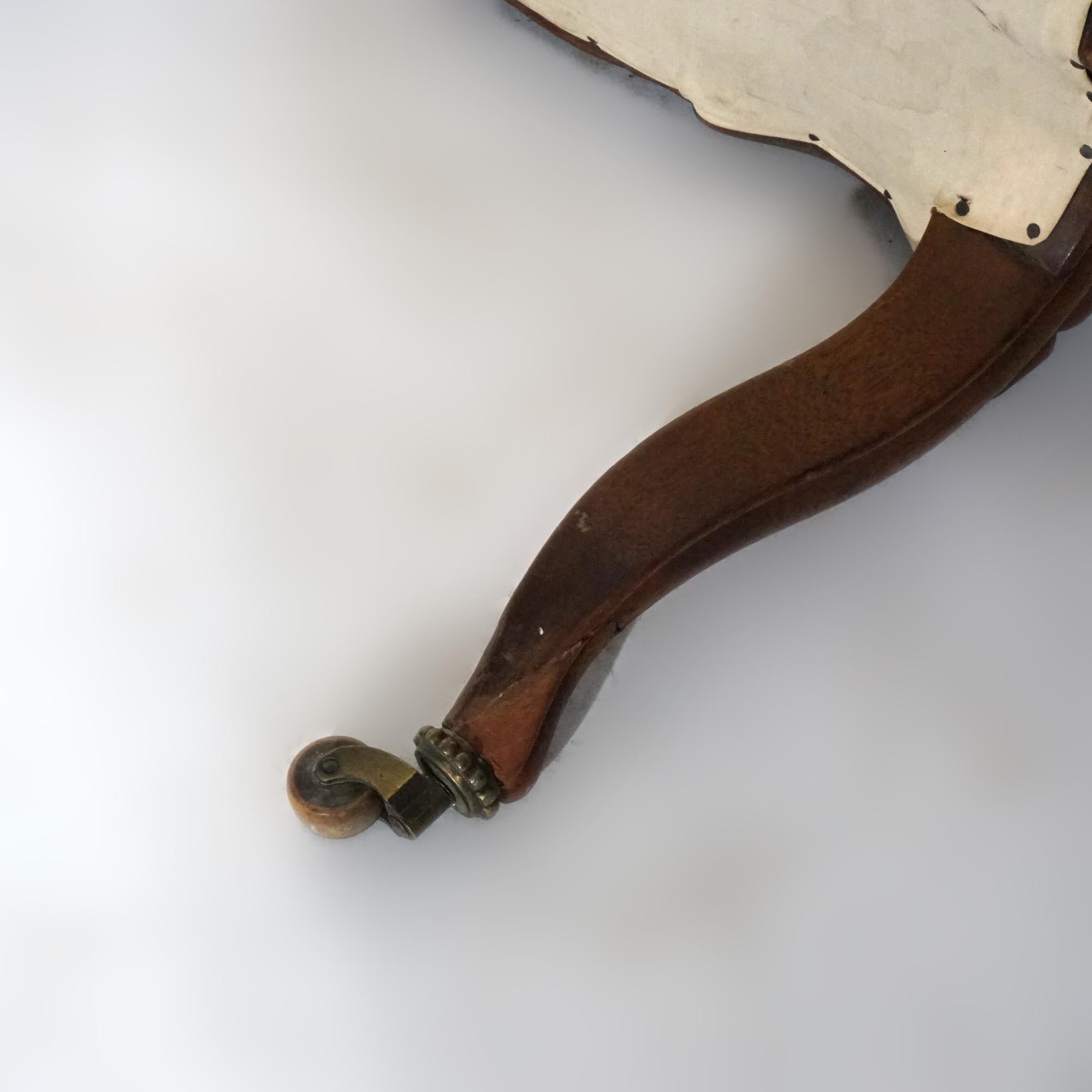 Antiker geschnitzter und gepolsterter Fußhocker aus Nussbaumholz im französischen Stil, um 1920 im Angebot 2
