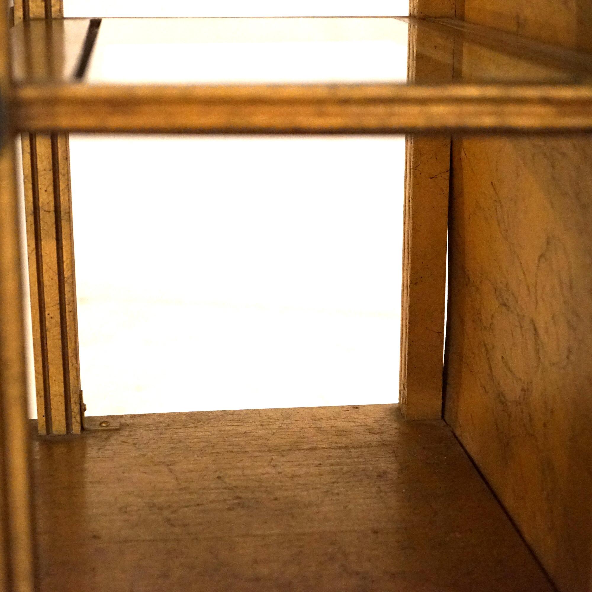 Ancienne vitrine ouverte à cinq étagères en bois doré de style français, 20e siècle. en vente 3