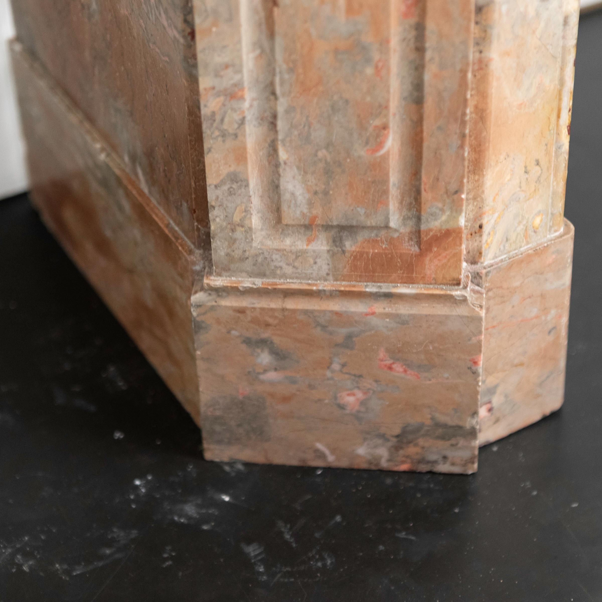 Antique French Style Louis Pompadour Breche Chimenea de mármol Francés
