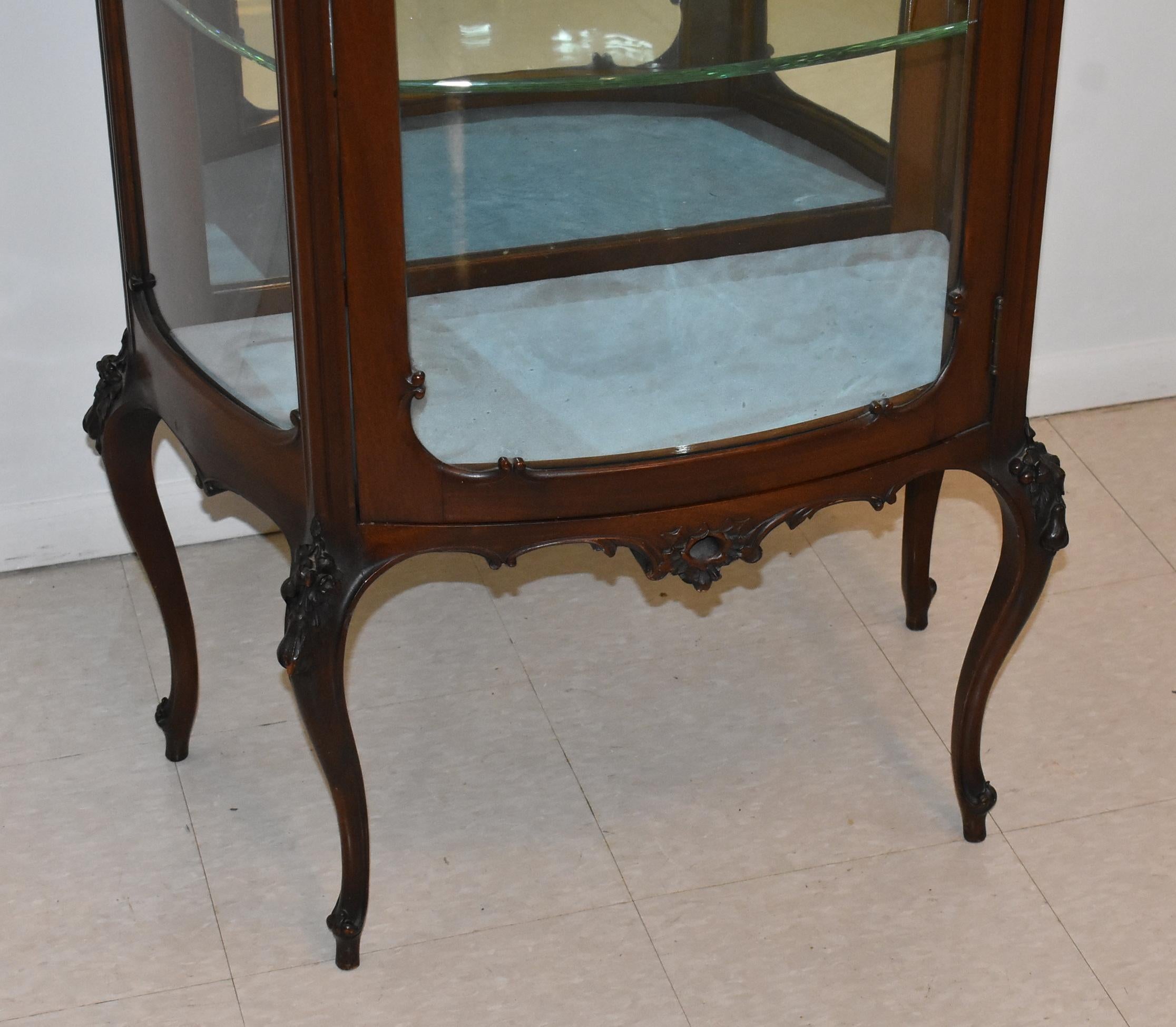 Antique French style mahogany curio cabinet, circa 1900. Curved glass panels with two 3/8