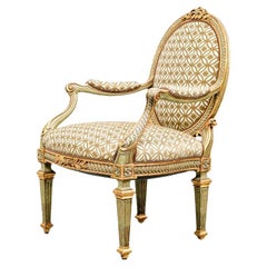 Fauteuil ancien de style français décoré et doré à la peinture