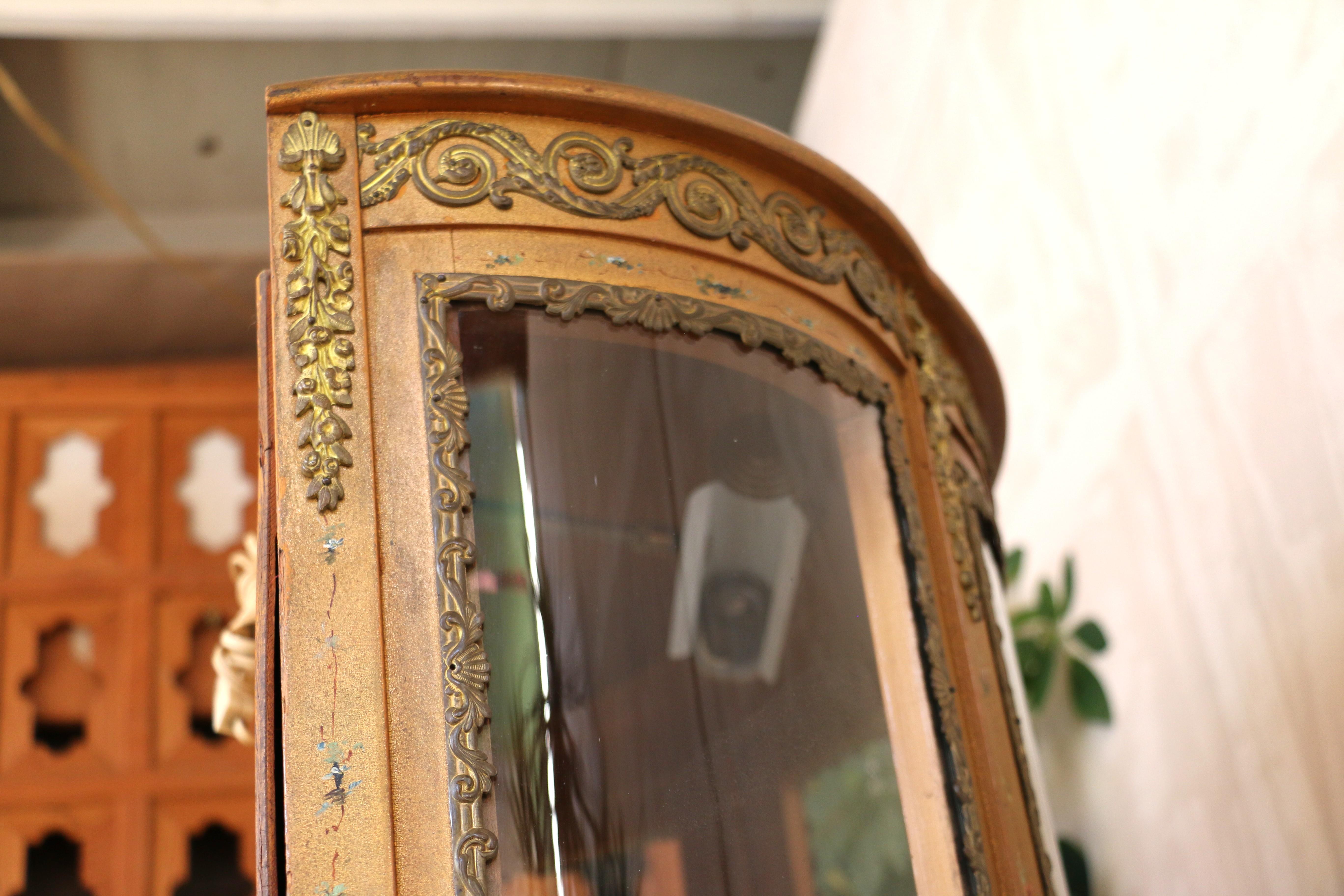 Vitrina antigua de estilo francés, años 20 en venta 9