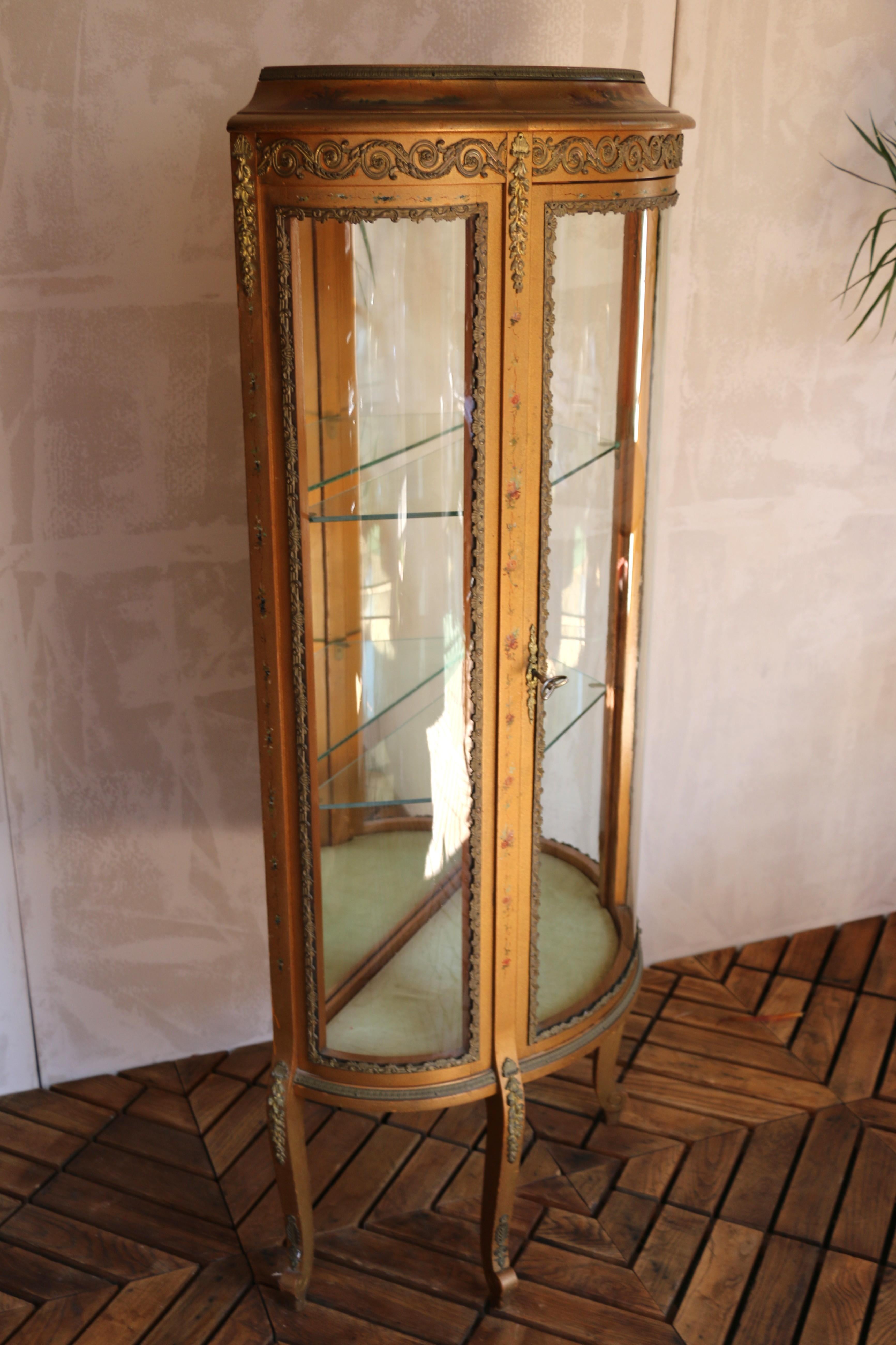 Vitrina antigua de estilo francés, años 20 Provincial francés en venta