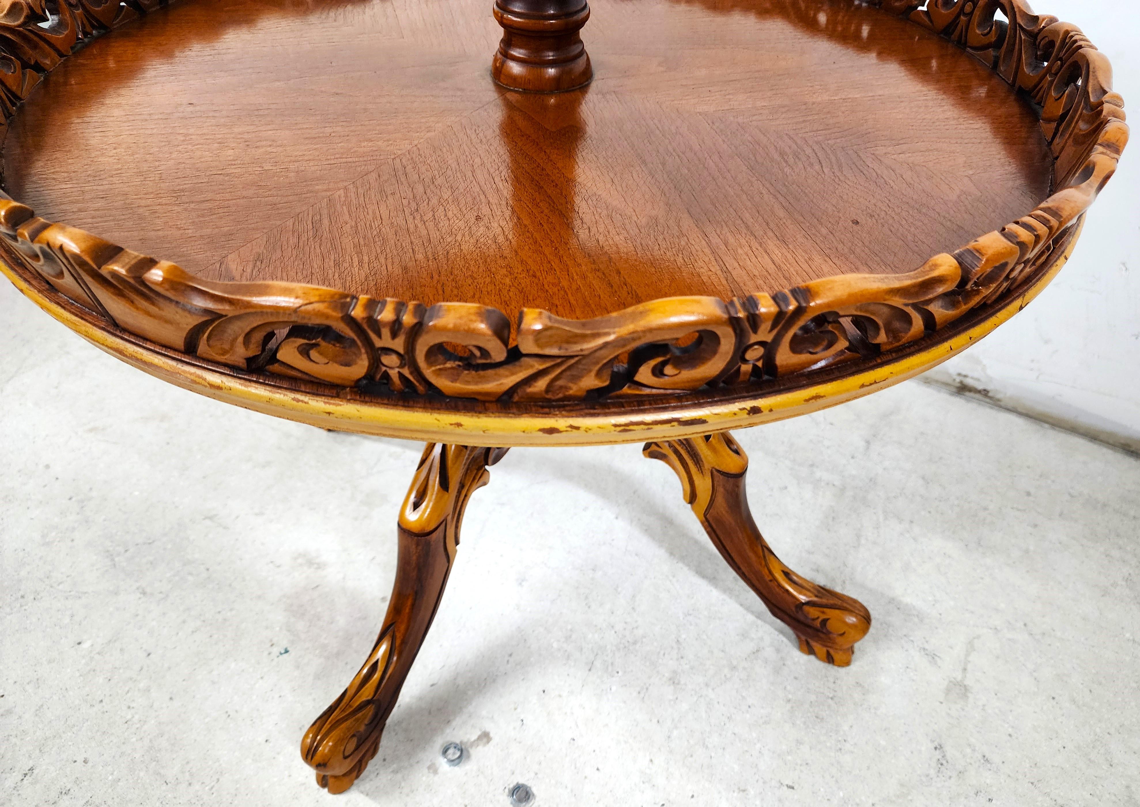 Intagliato a mano Antique French Tavolo a 2 piani con montavivande in vendita