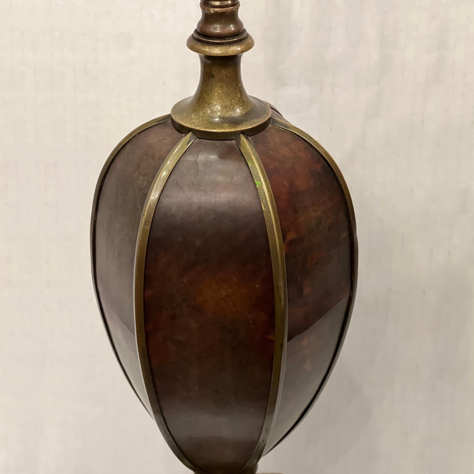 Une lampe de table française ancienne en bakélite 