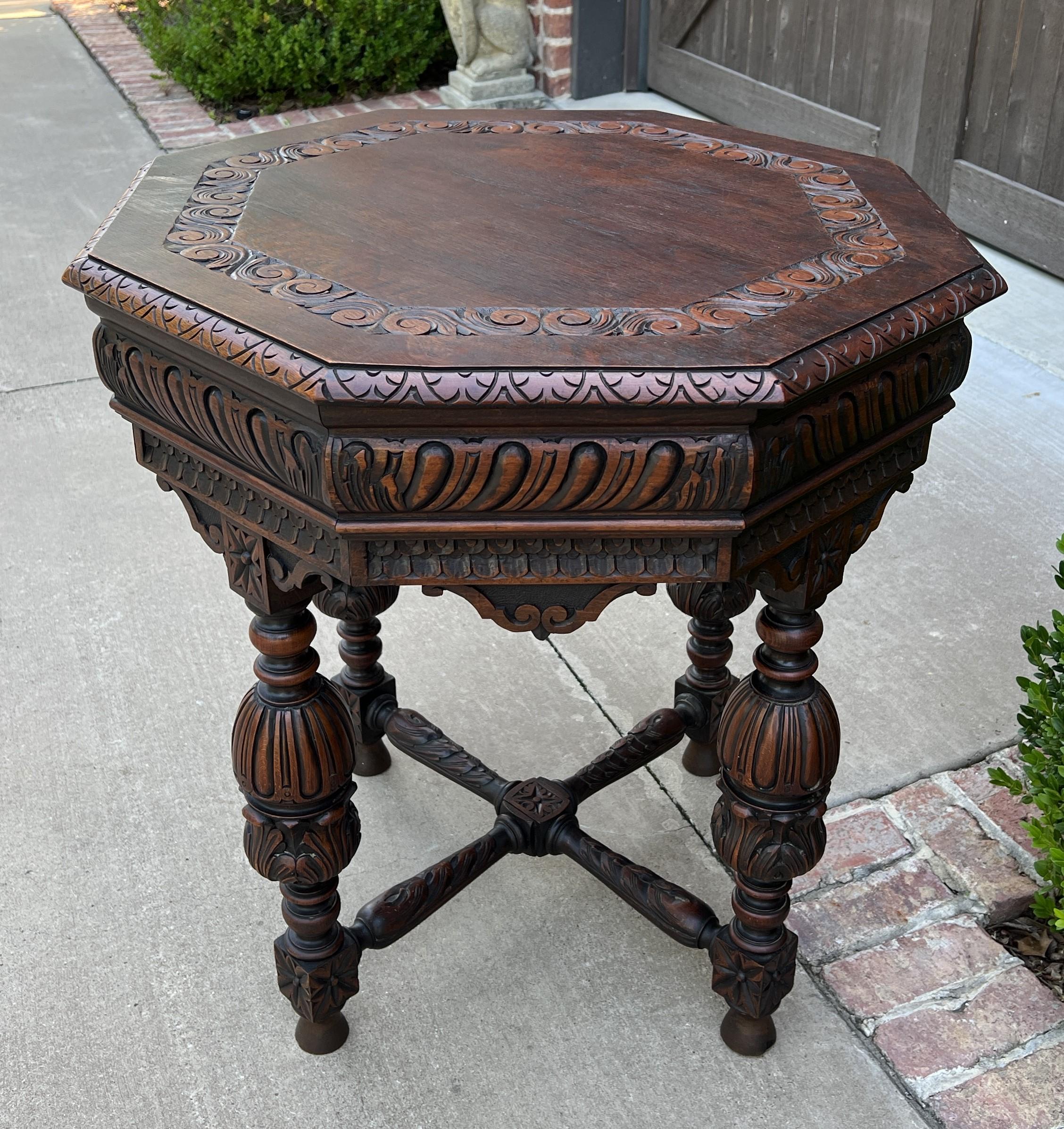 Antique French Table Octogonale Renaissance Revival en Chêne sculpté, 19ème siècle Bon état - En vente à Tyler, TX