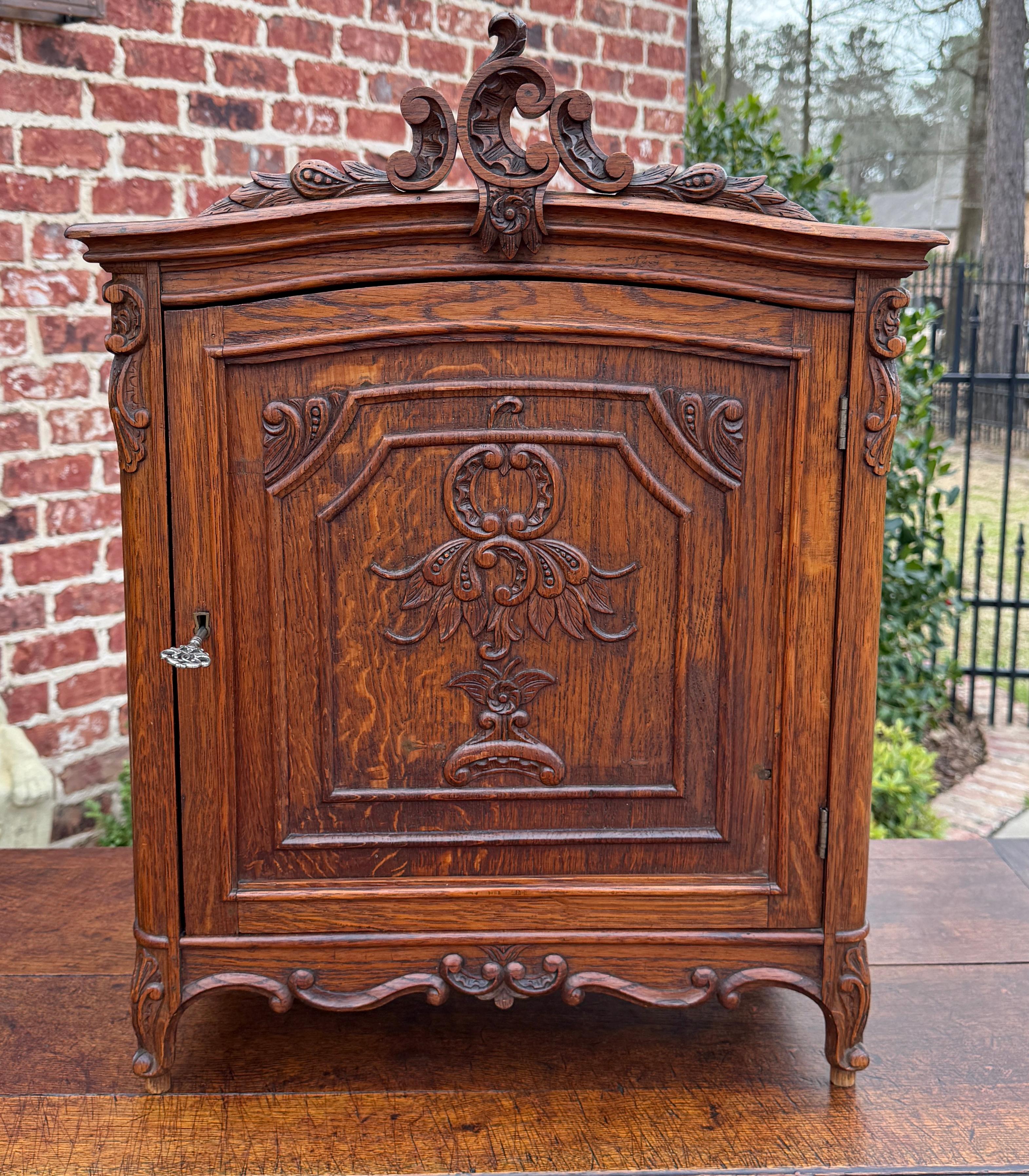Antique French Table Top Cabinet Louis XV Style Carved Oak w Key c.C. 1920 in vendita 2