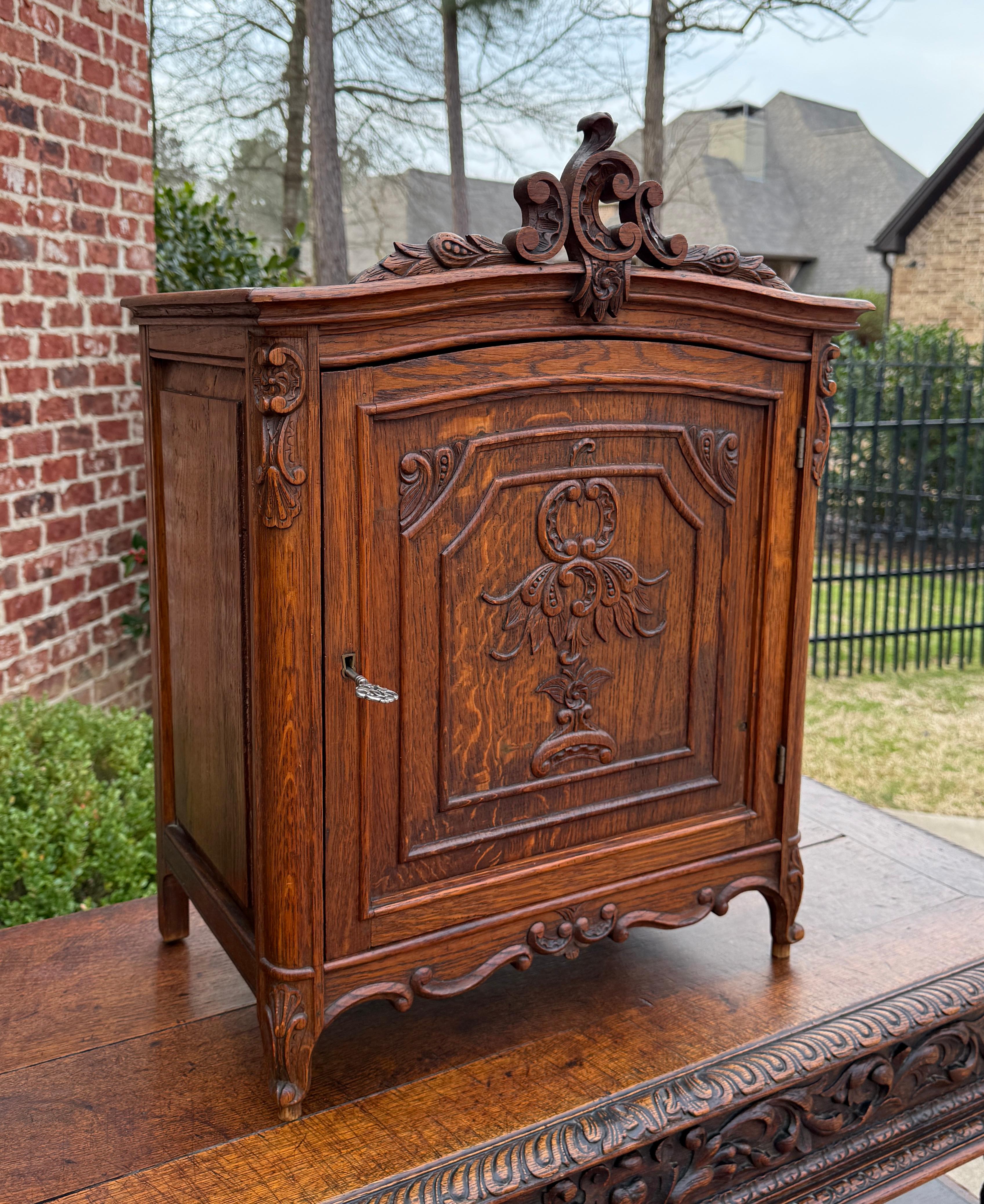 Antique French Table Top Cabinet Louis XV Style Carved Oak w Key c.C. 1920 in vendita 3
