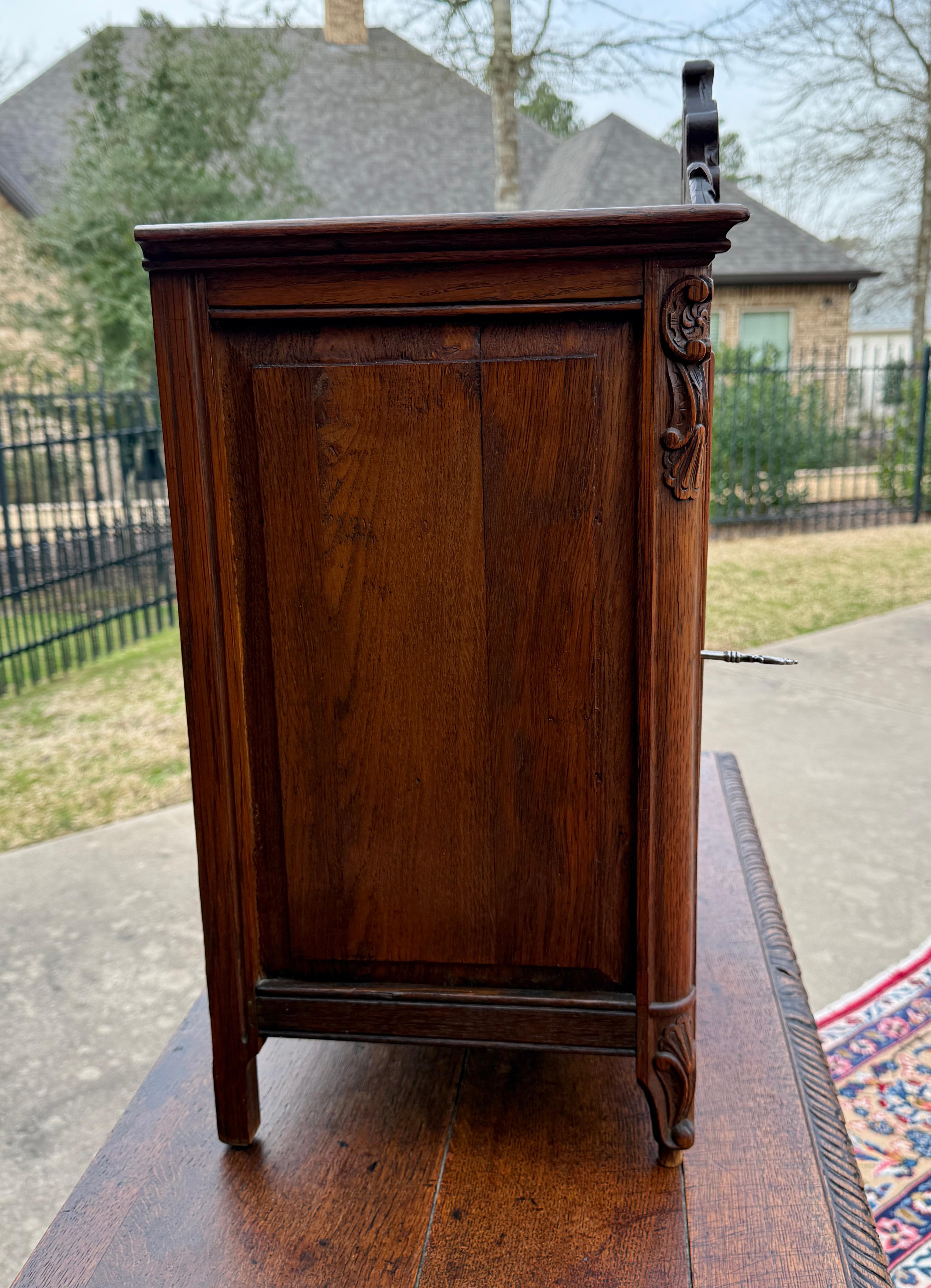 Antique French Table Top Cabinet Louis XV Style Carved Oak w Key c.C. 1920 in vendita 4