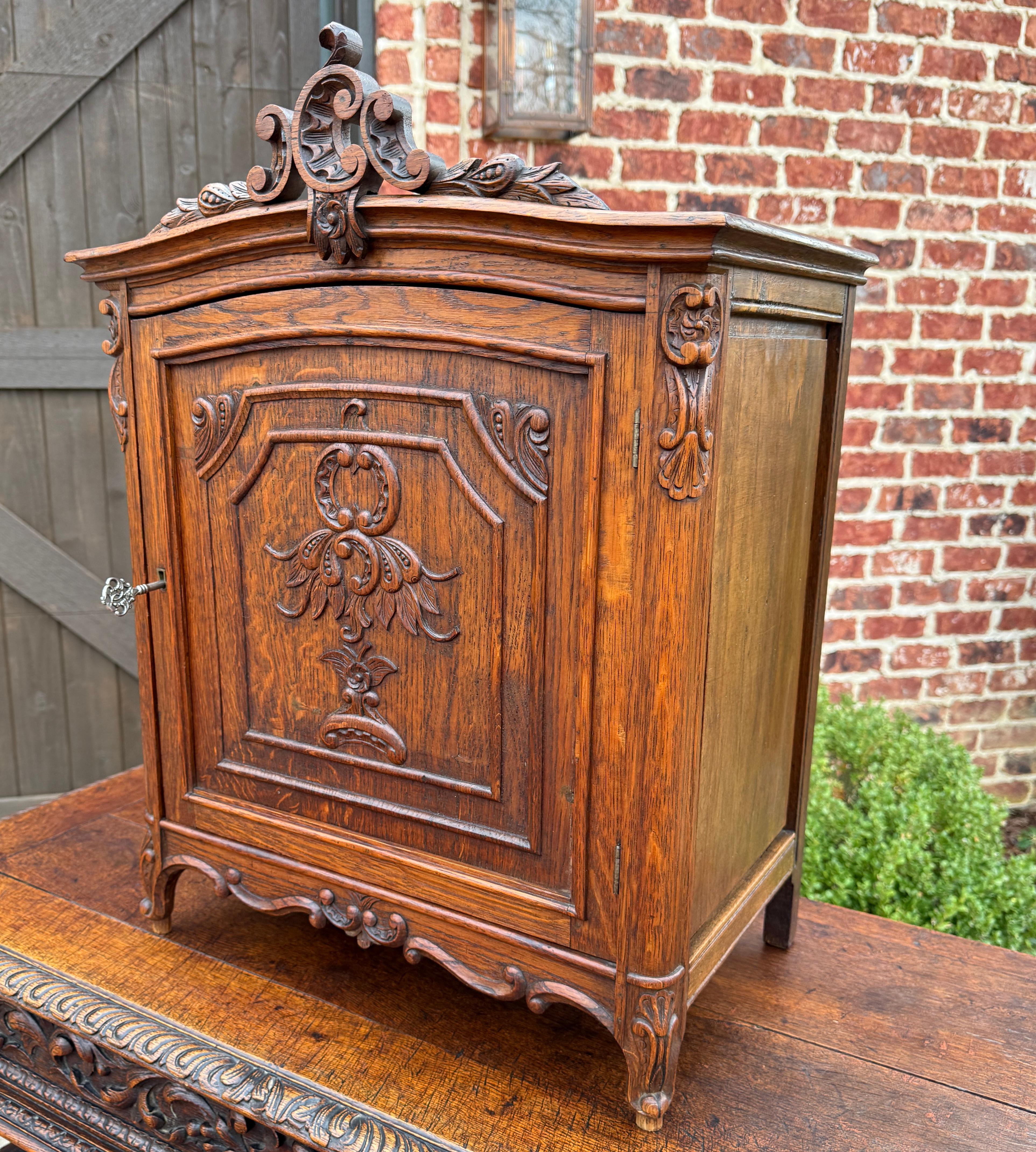 Antique French Table Top Cabinet Louis XV Style Carved Oak w Key c.C. 1920 in vendita 7