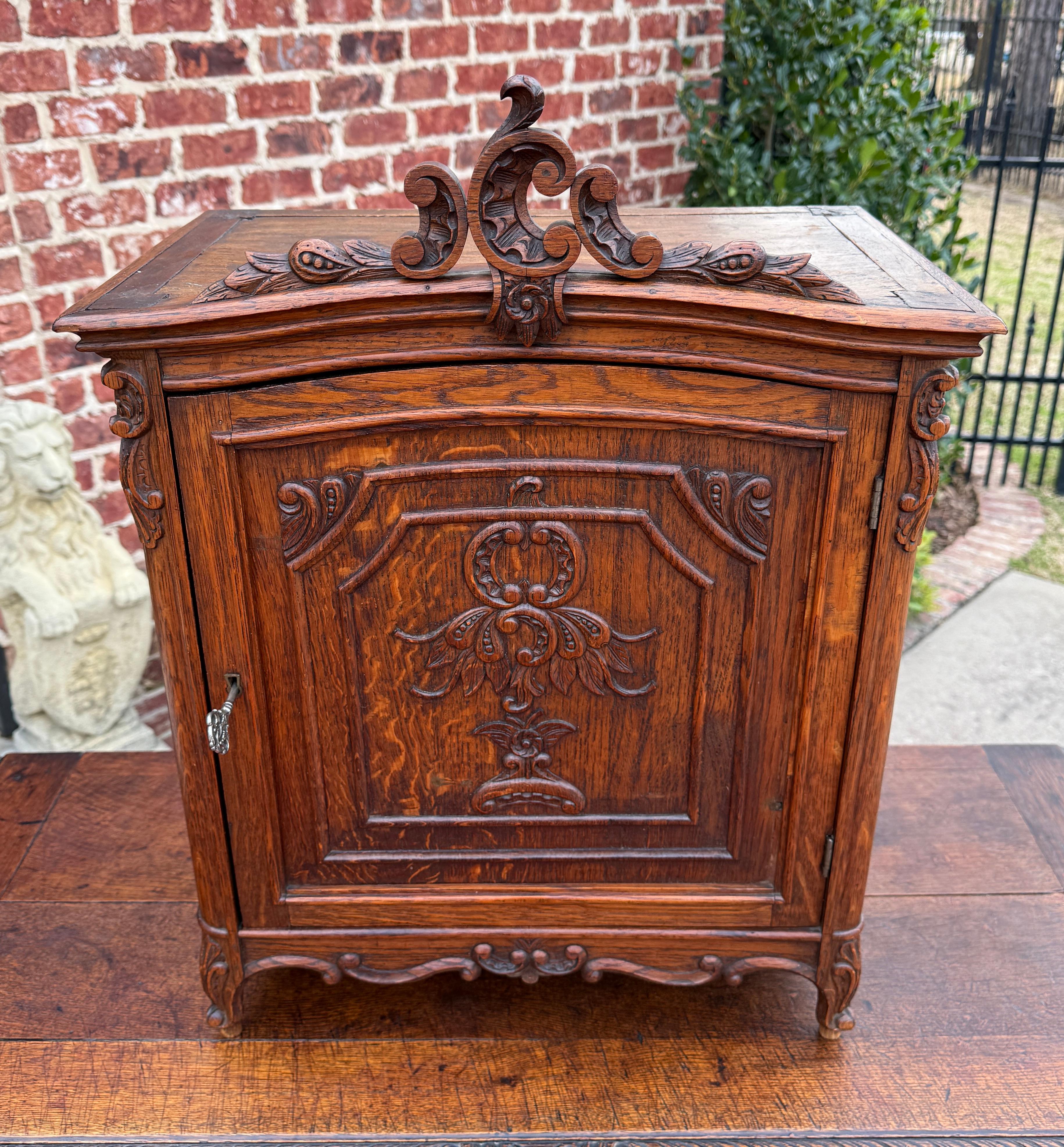 Antique French Table Top Cabinet Louis XV Style Carved Oak w Key c.C. 1920 in vendita 8